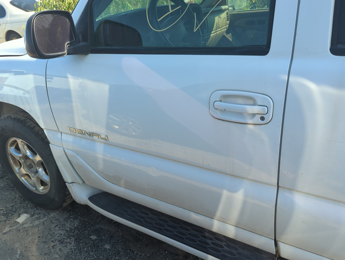 2000-2006 Gmc Yukon Driver Front Door Oem - Oemusedautoparts1.com