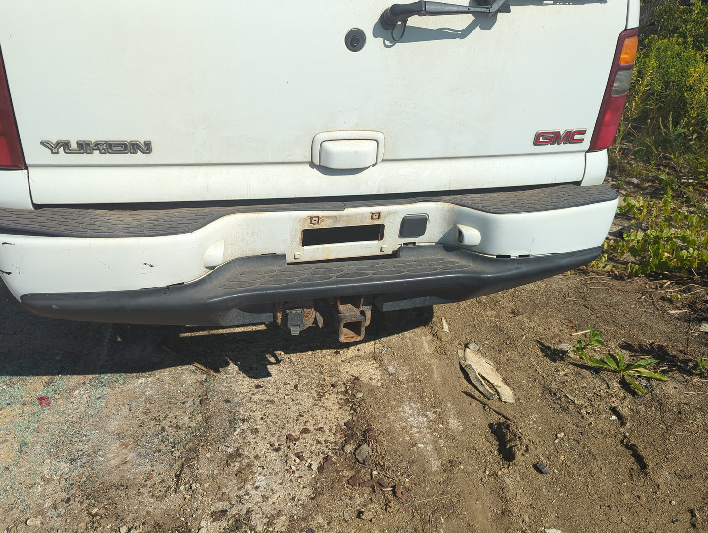 2001-2006 Gmc Yukon Rear Bumper Assembly Oem 1144291 - Oemusedautoparts1.com
