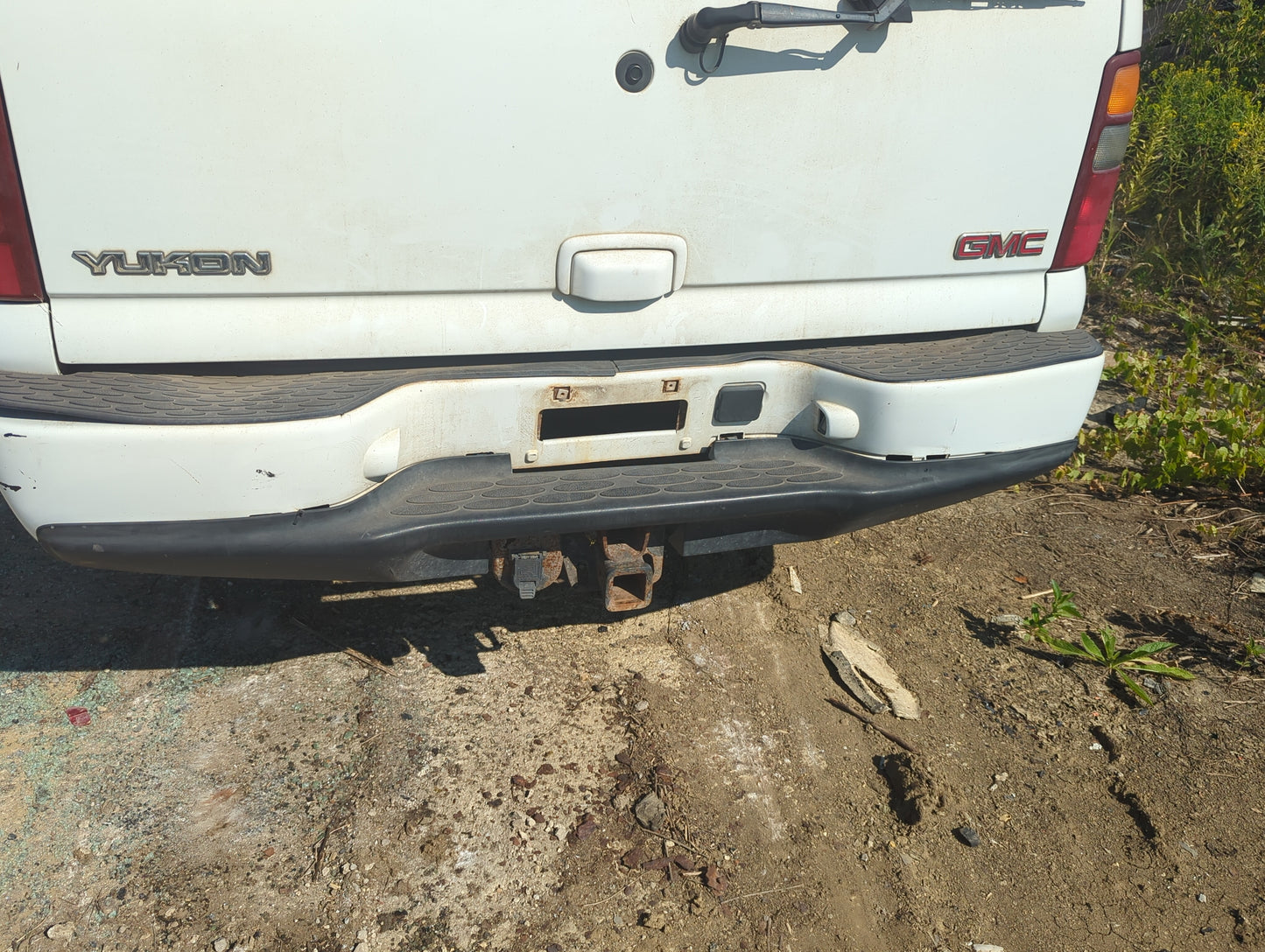 2001-2006 Gmc Yukon Rear Bumper Assembly Oem 1144291 - Oemusedautoparts1.com