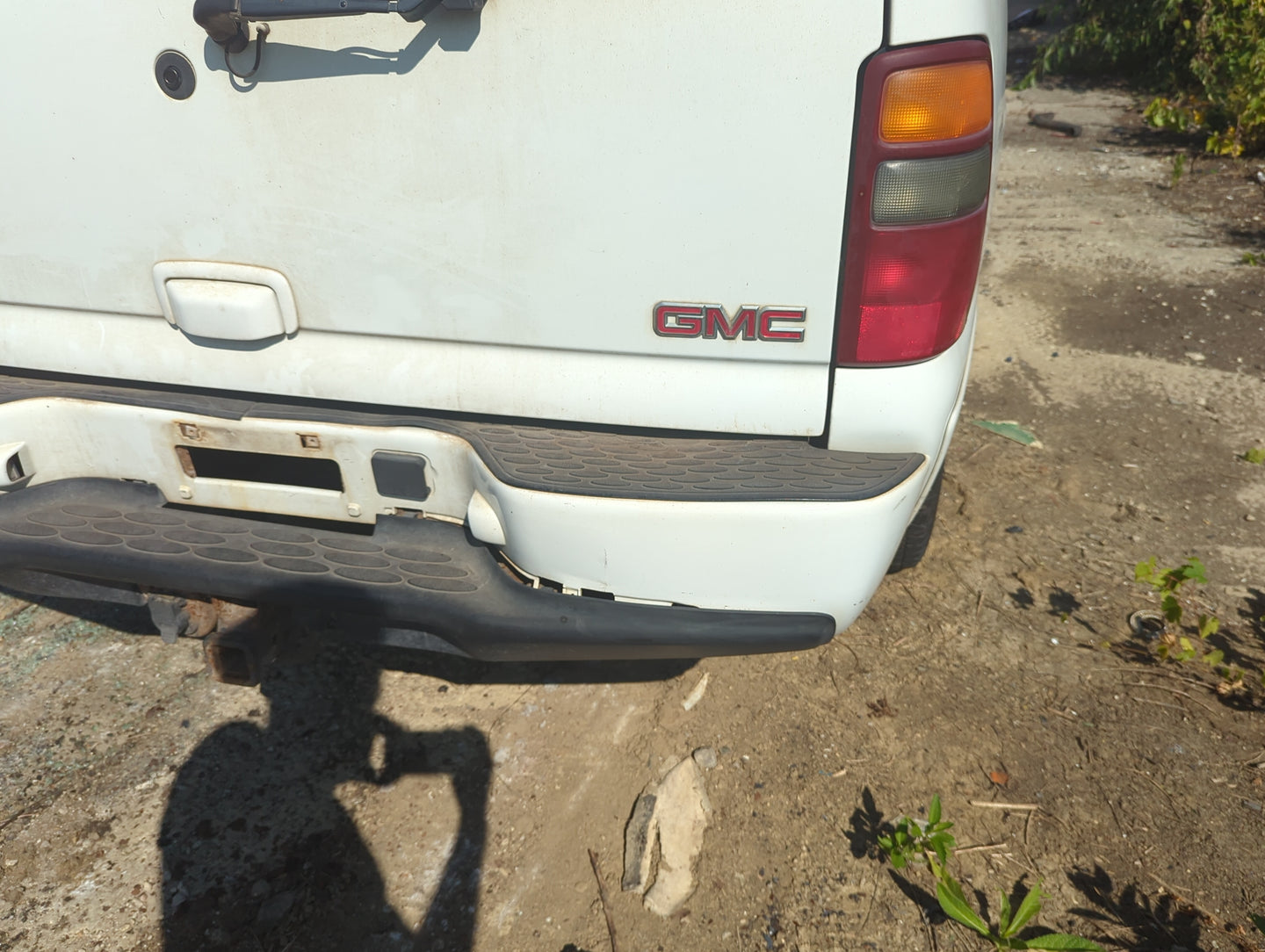 2001-2006 Gmc Yukon Rear Bumper Assembly Oem 1144291 - Oemusedautoparts1.com