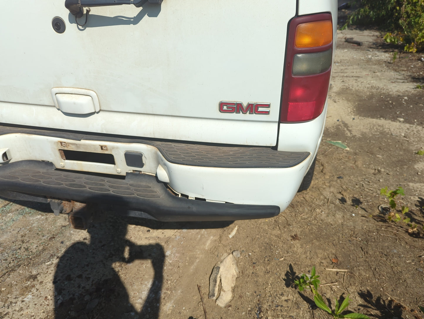 2001-2006 Gmc Yukon Rear Bumper Assembly Oem 1144291 - Oemusedautoparts1.com