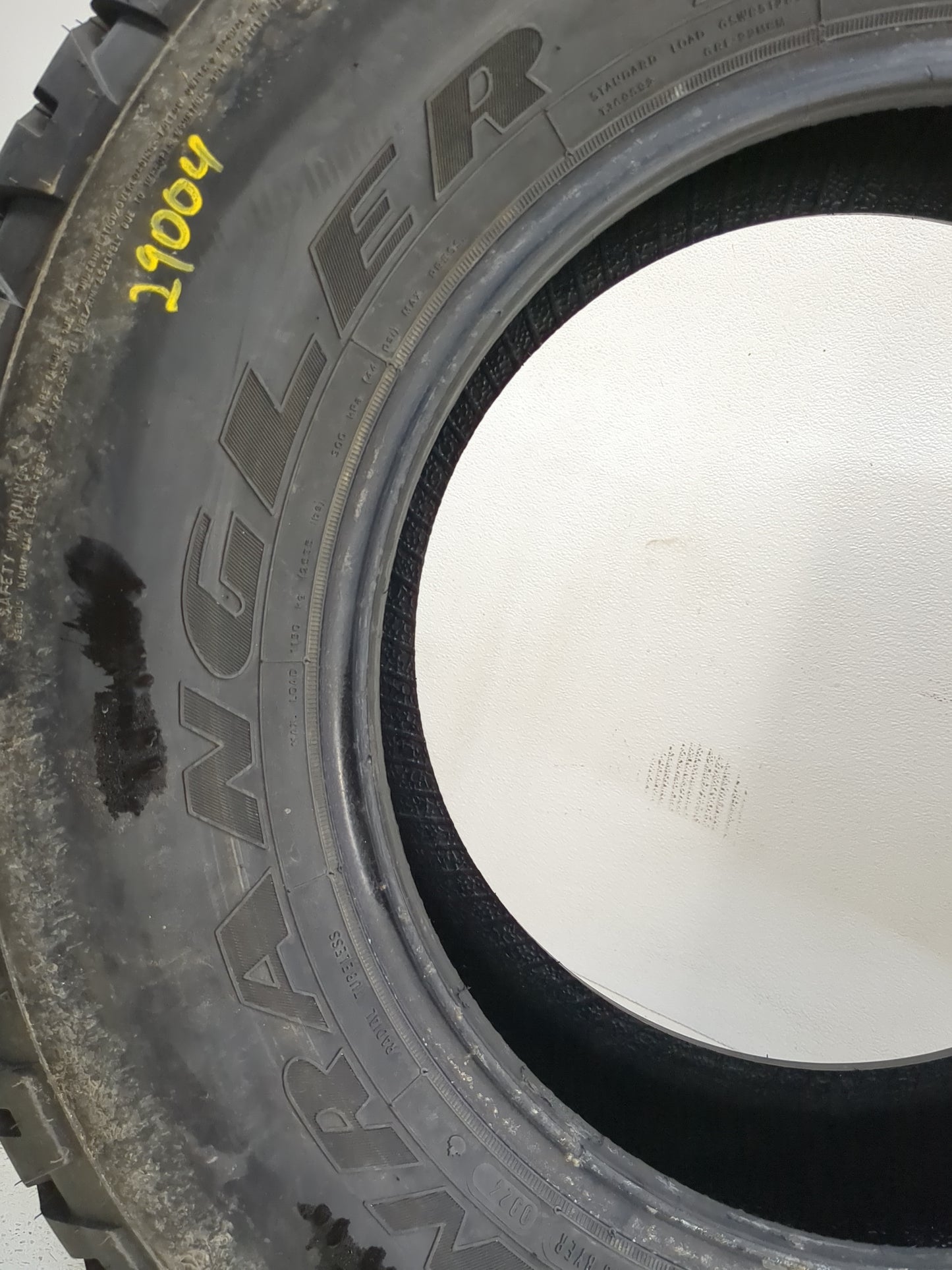 Used Tire P265/70R17 GOODYEAR WRANGLER AT/S 113S - Tread Depth 14/32 - Oemusedautoparts1.com