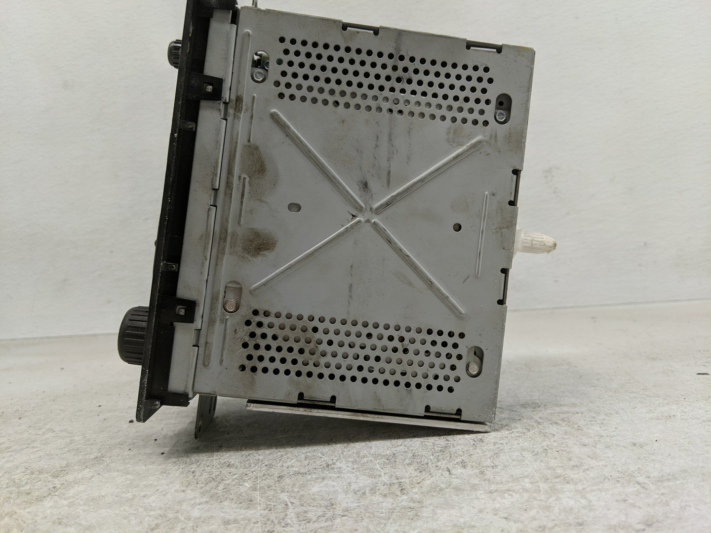 2003-2005 Gmc Yukon Radio AM FM Cd Player Receiver Replacement Fits Fits 2003 2004 2005 OEM Used Auto Parts - Oemusedautopar