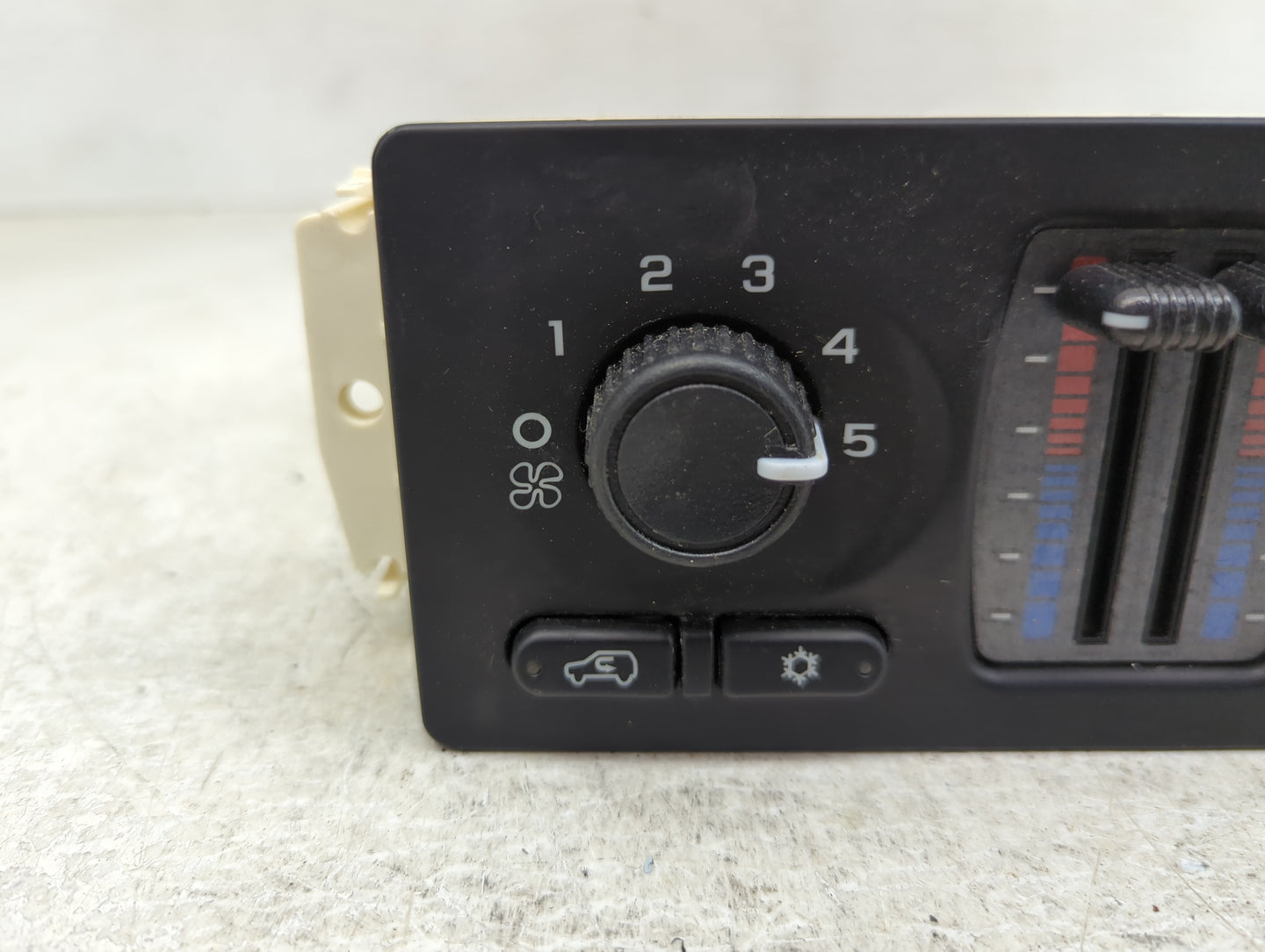 2003-2004 Gmc Yukon Climate Control Module Temperature AC/Heater Replacement P/N:599-210XD Fits Fits 2003 2004 OEM Used Auto