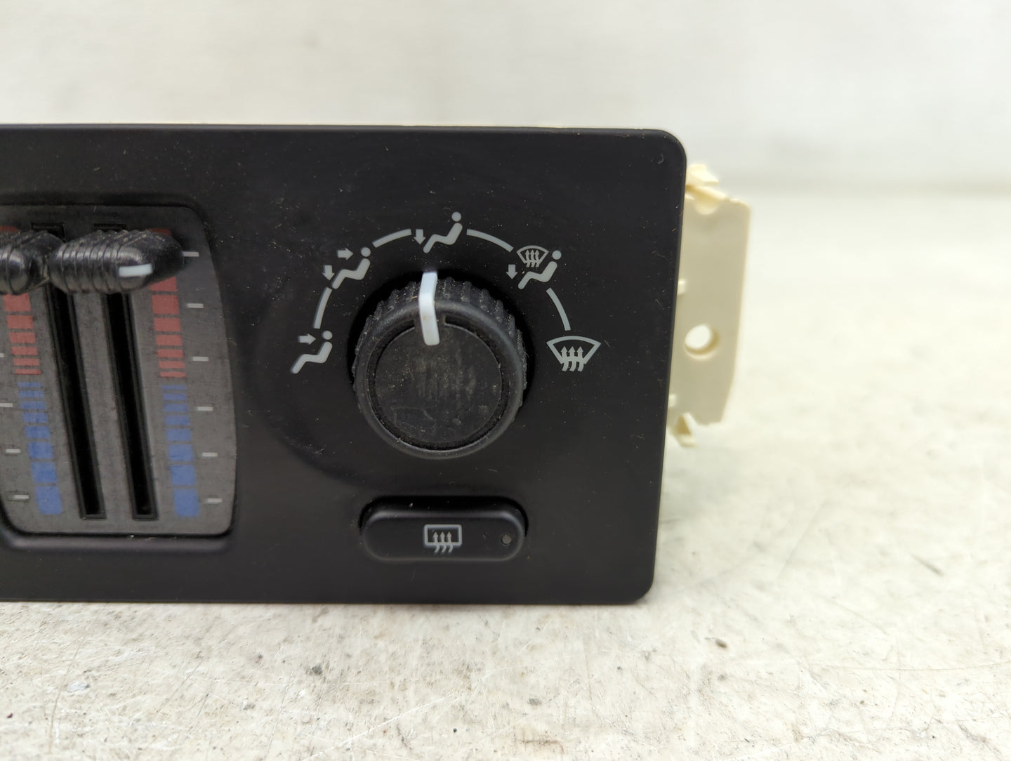 2003-2004 Gmc Yukon Climate Control Module Temperature AC/Heater Replacement P/N:599-210XD Fits Fits 2003 2004 OEM Used Auto