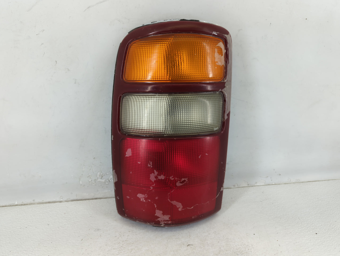 2000-2003 Gmc Yukon Tail Light Assembly Driver Left OEM P/N:16525375 Fits Fits 2000 2001 2002 2003 OEM Used Auto Parts - Oem