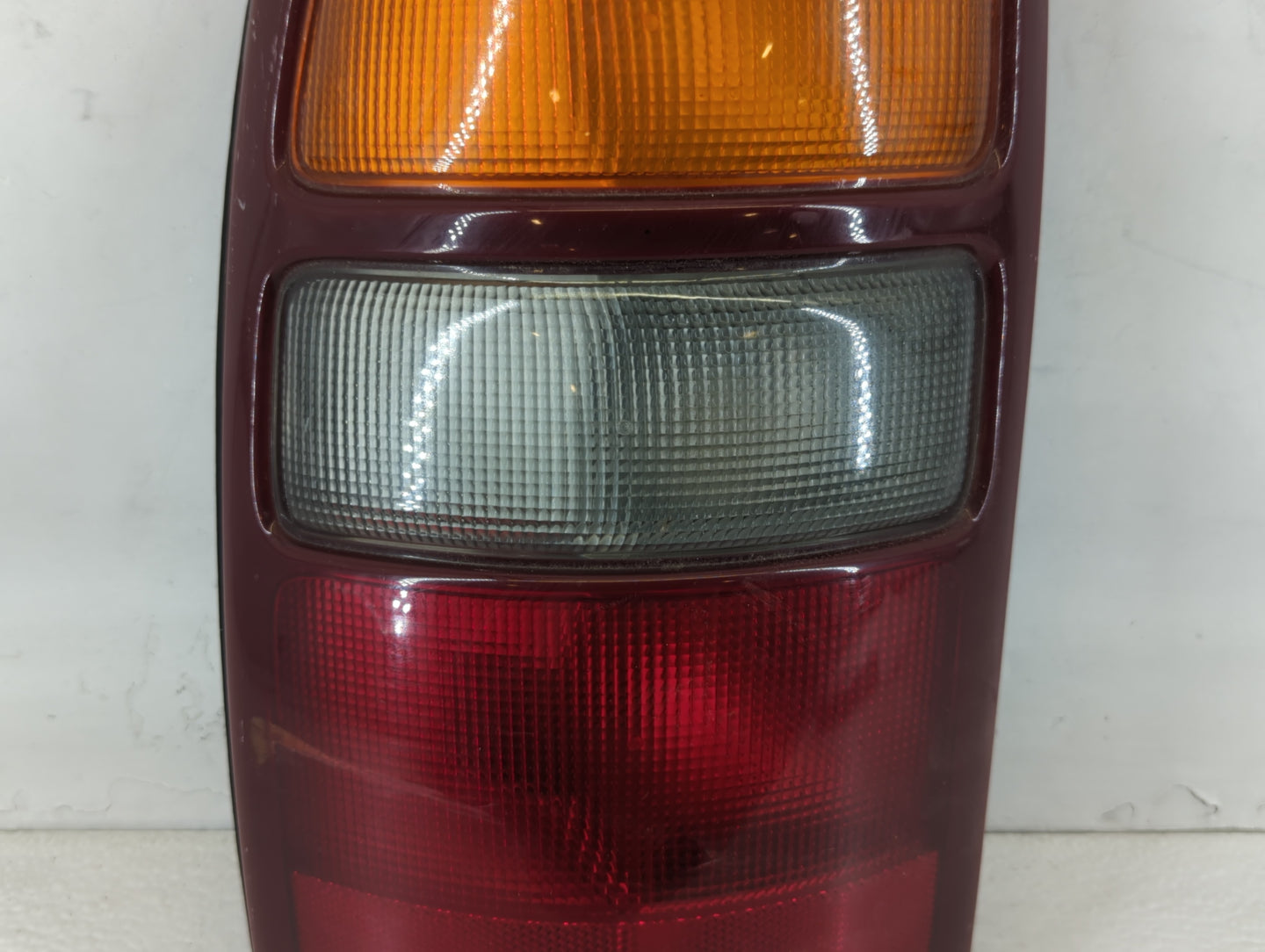 2000-2003 Gmc Yukon Tail Light Assembly Driver Left OEM P/N:16525375 Fits Fits 2000 2001 2002 2003 OEM Used Auto Parts - Oem
