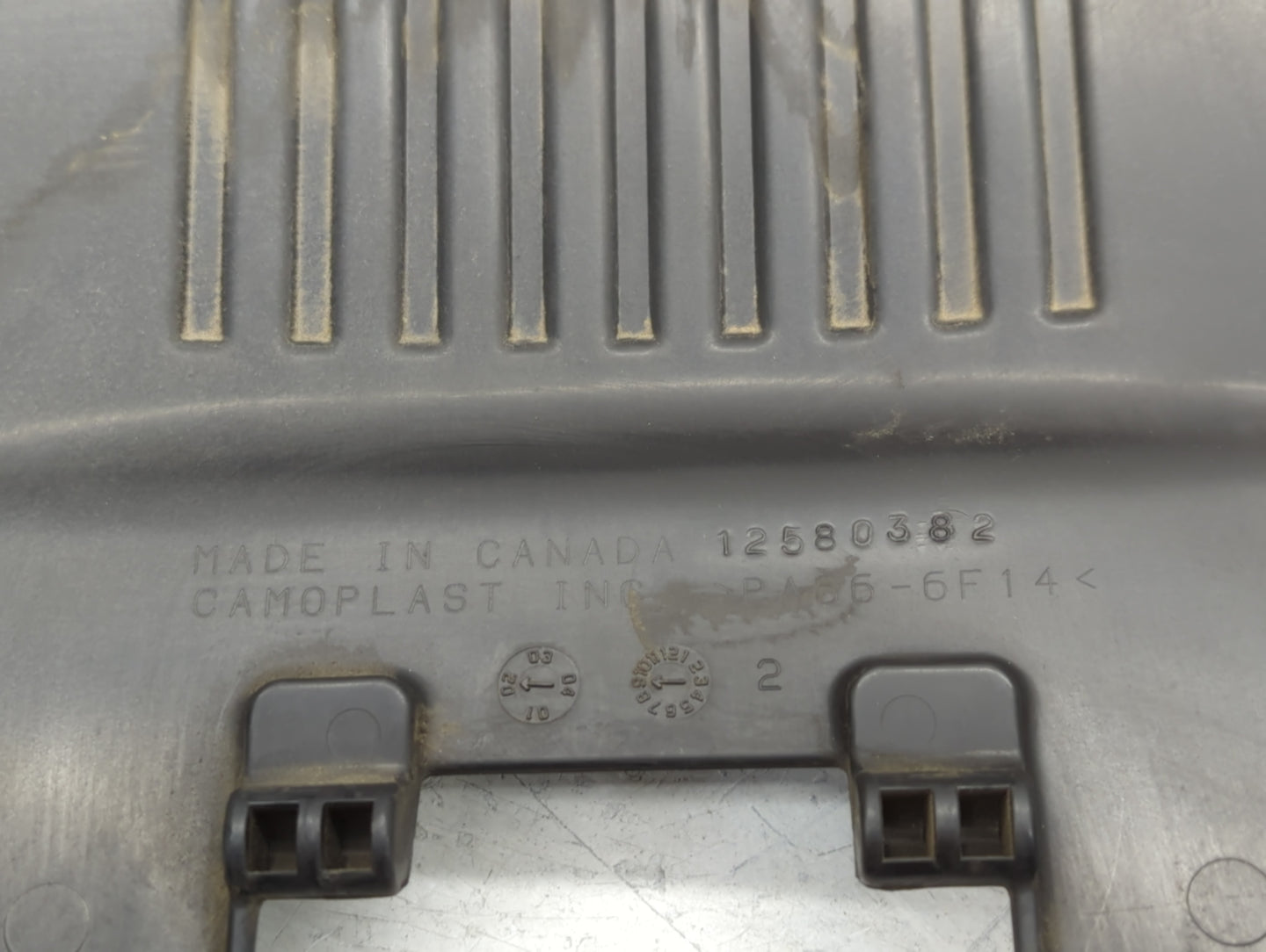 2003 Gmc Yukon Xl Engine Cover - Oemusedautoparts1.com