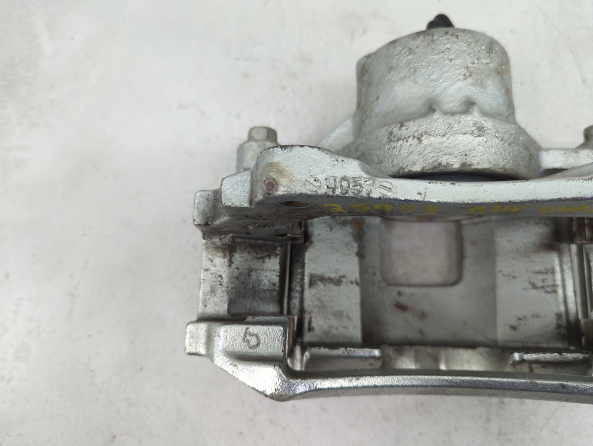 2000-2006 Gmc Yukon Xl 1500 Front Driver Left Brake Caliper - Oemusedautoparts1.com