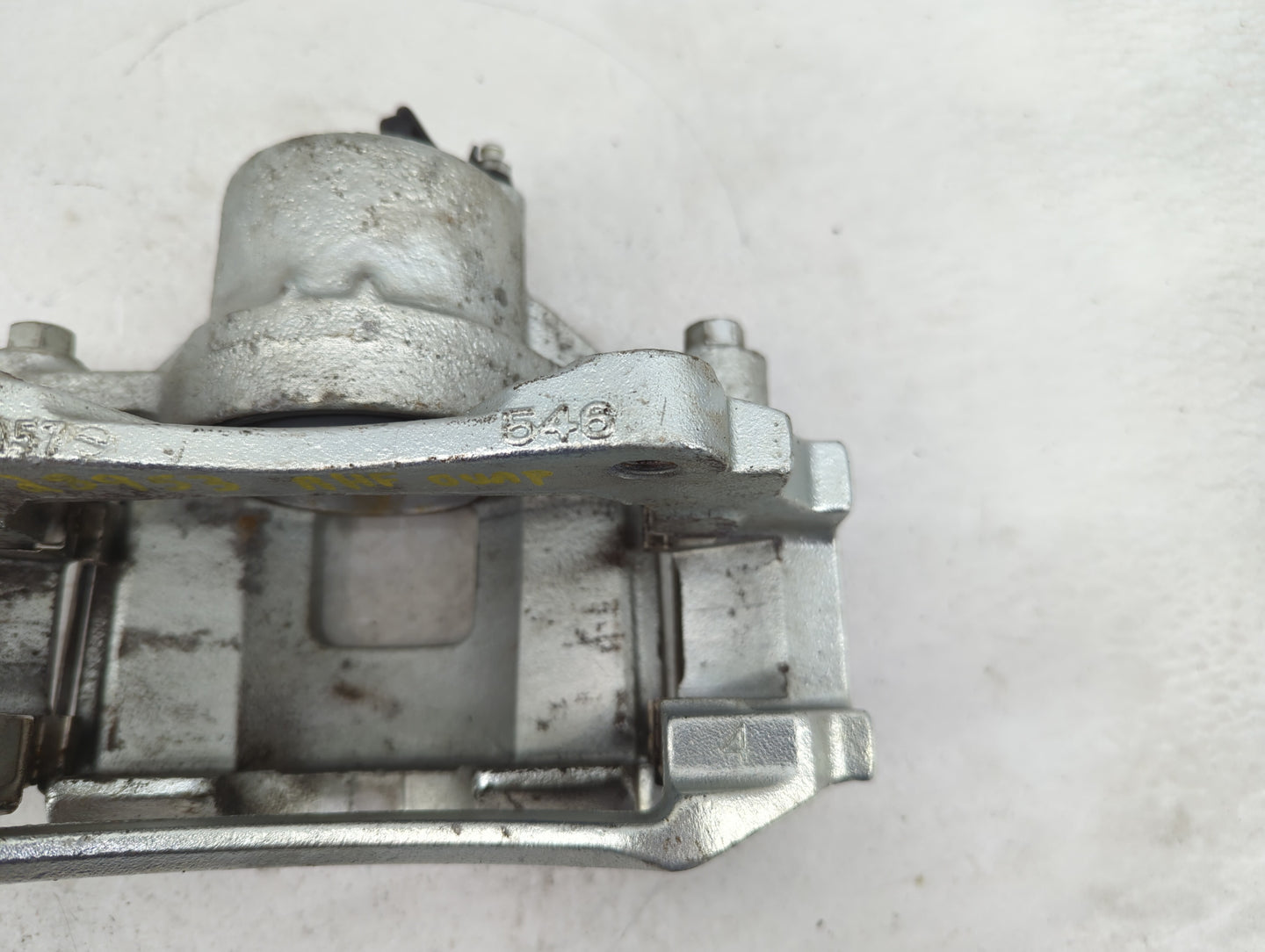 2000-2006 Gmc Yukon Xl 1500 Front Driver Left Brake Caliper 1450843 - Oemusedautoparts1.com