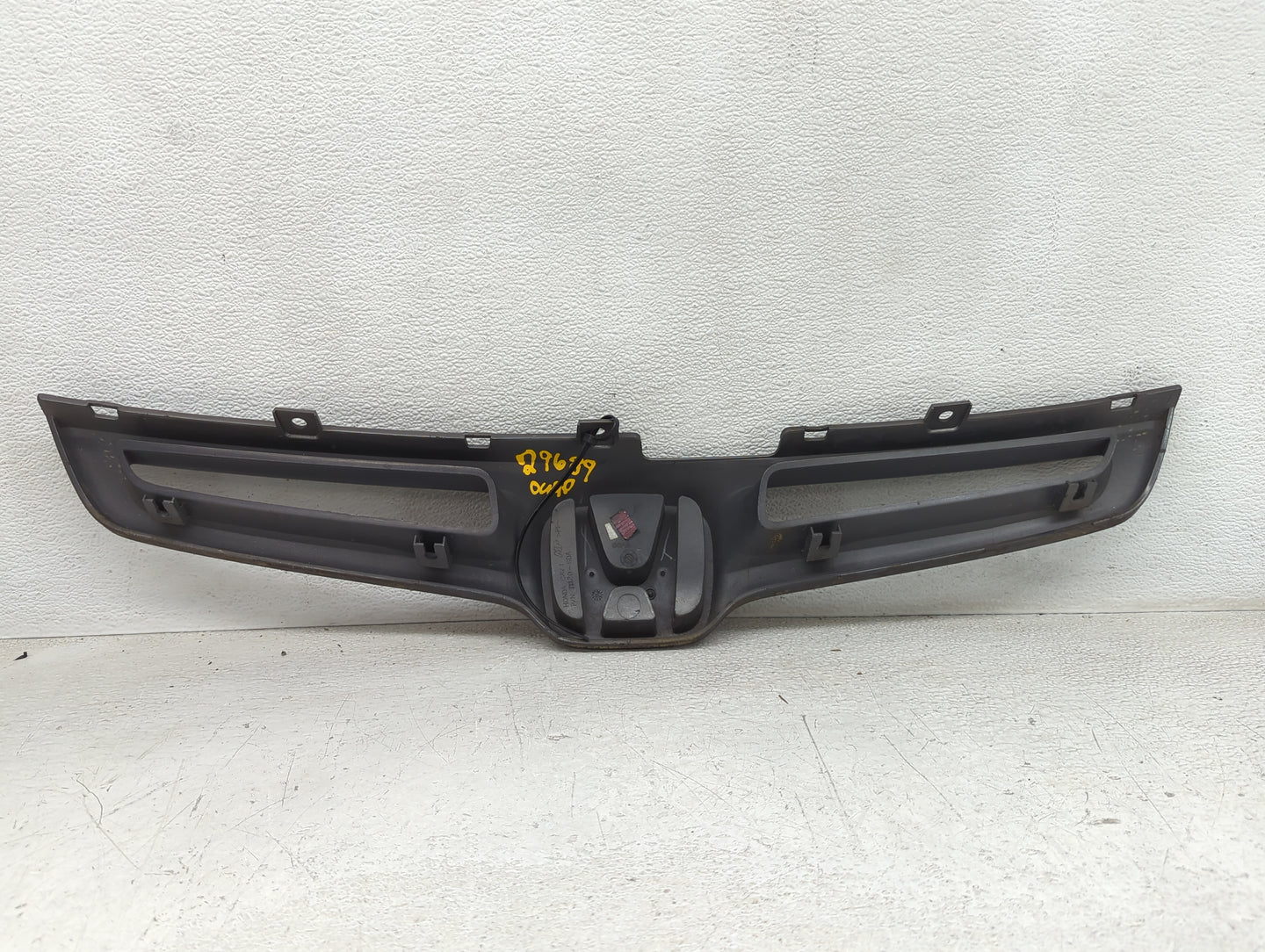 2003-2005 Honda Accord Front Grille Bumper Not Included - Oemusedautoparts1.com