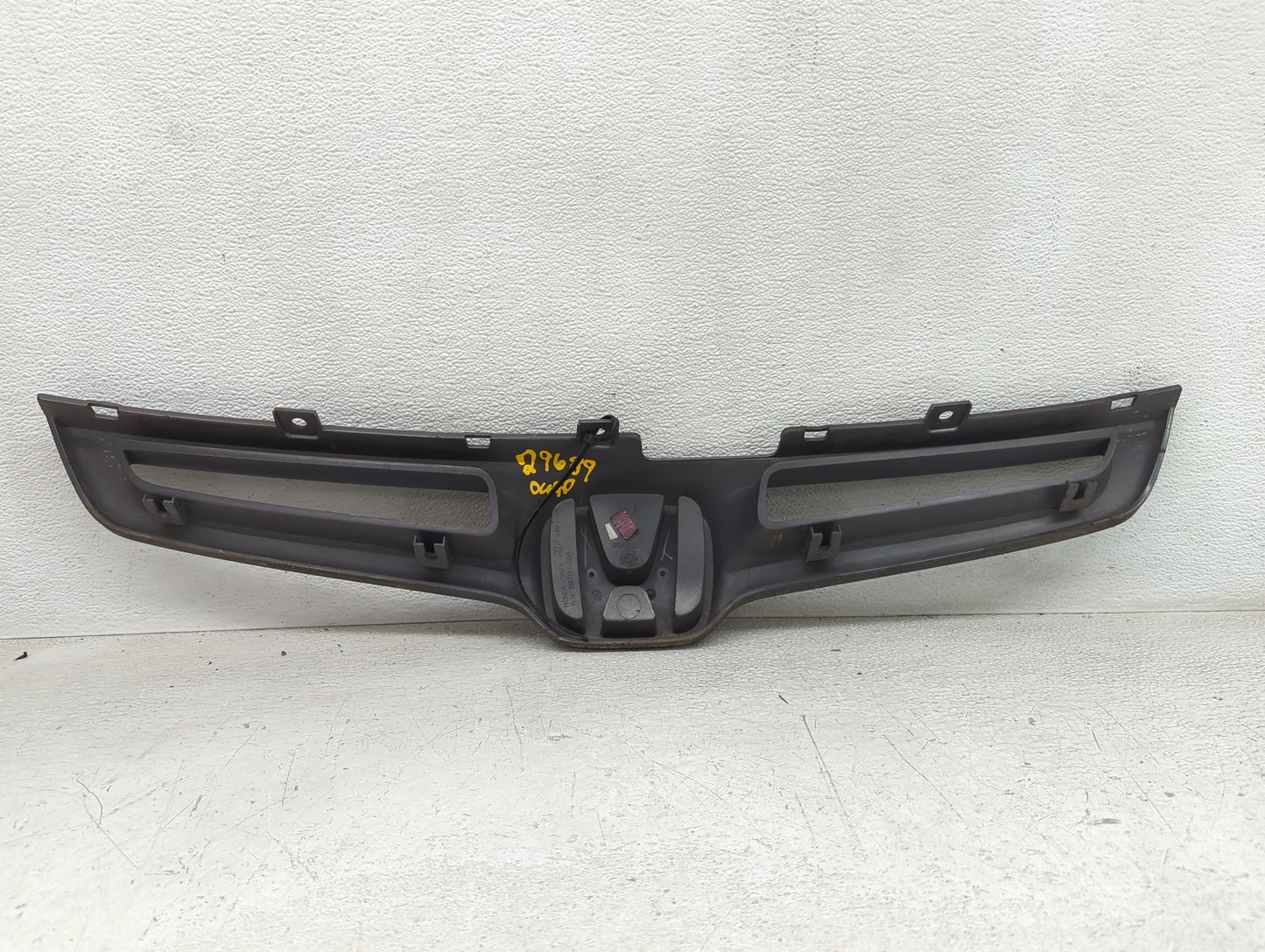 2003-2005 Honda Accord Front Grille Bumper Not Included - Oemusedautoparts1.com