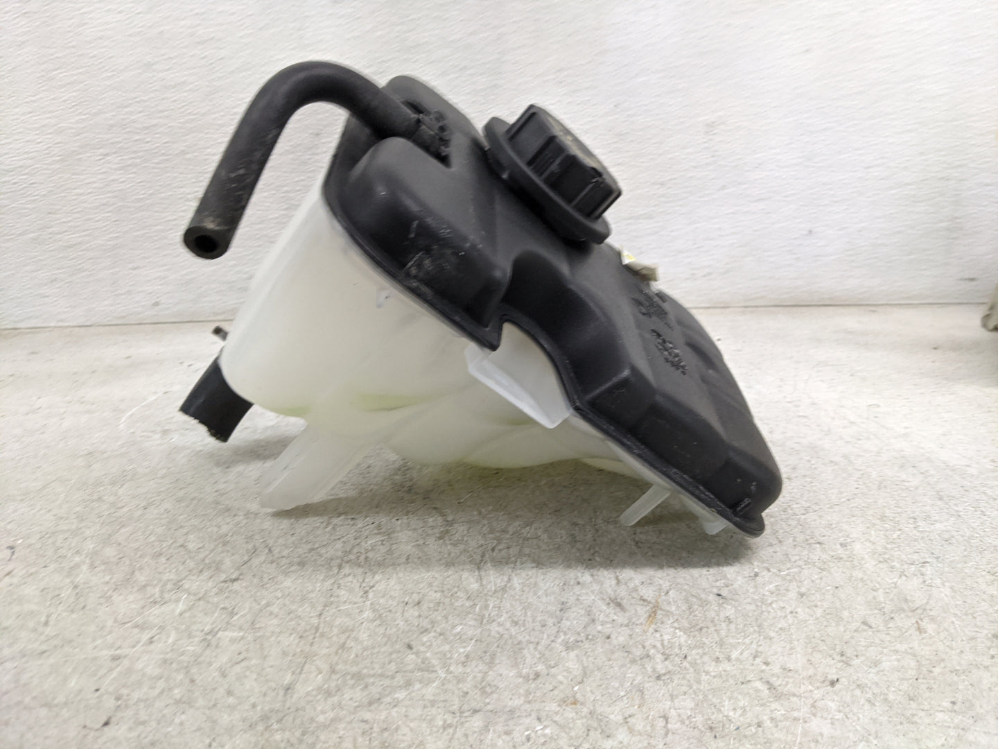 2001 Hyundai Santa Fe Radiator Coolant Overflow Expansion Tank Bottle - Oemusedautoparts1.com