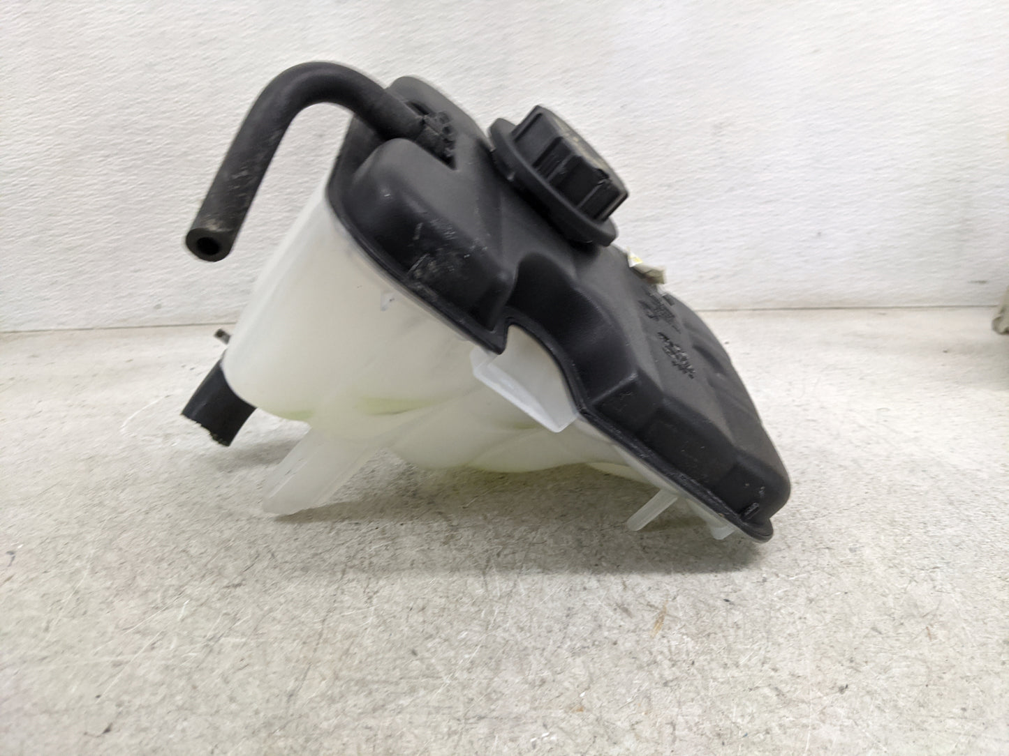 2001 Hyundai Santa Fe Radiator Coolant Overflow Expansion Tank Bottle - Oemusedautoparts1.com