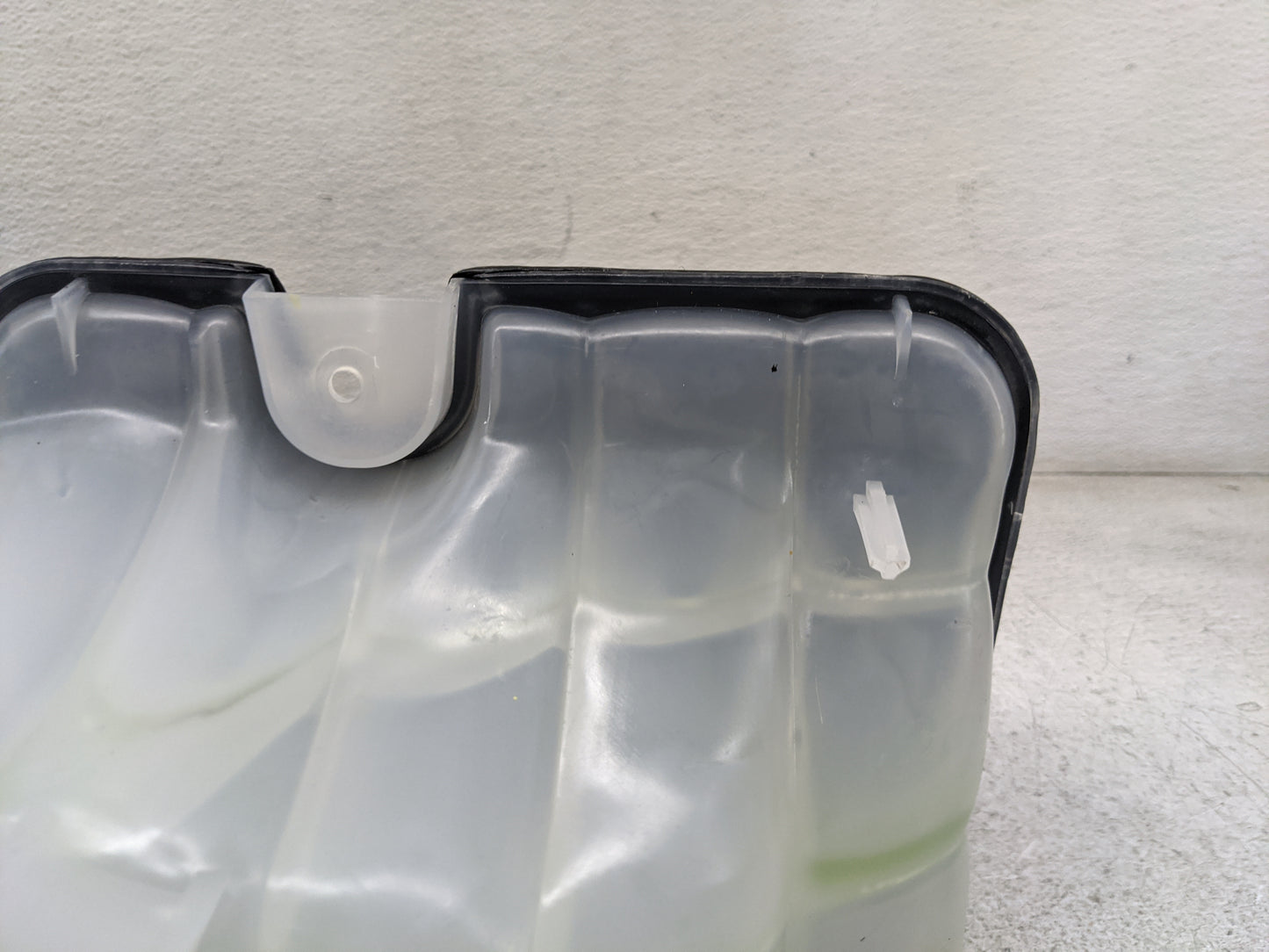 2001 Hyundai Santa Fe Radiator Coolant Overflow Expansion Tank Bottle - Oemusedautoparts1.com