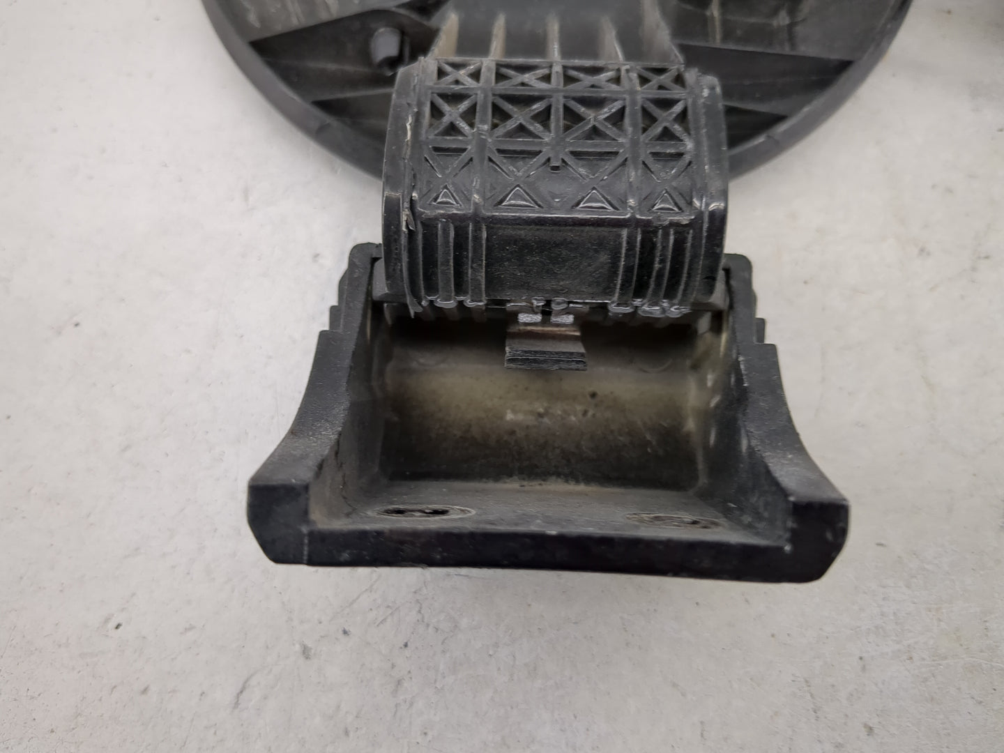 2003 Hyundai Santa Fe Fuel Tank Door Lid Gas Tank Black - Oemusedautoparts1.com