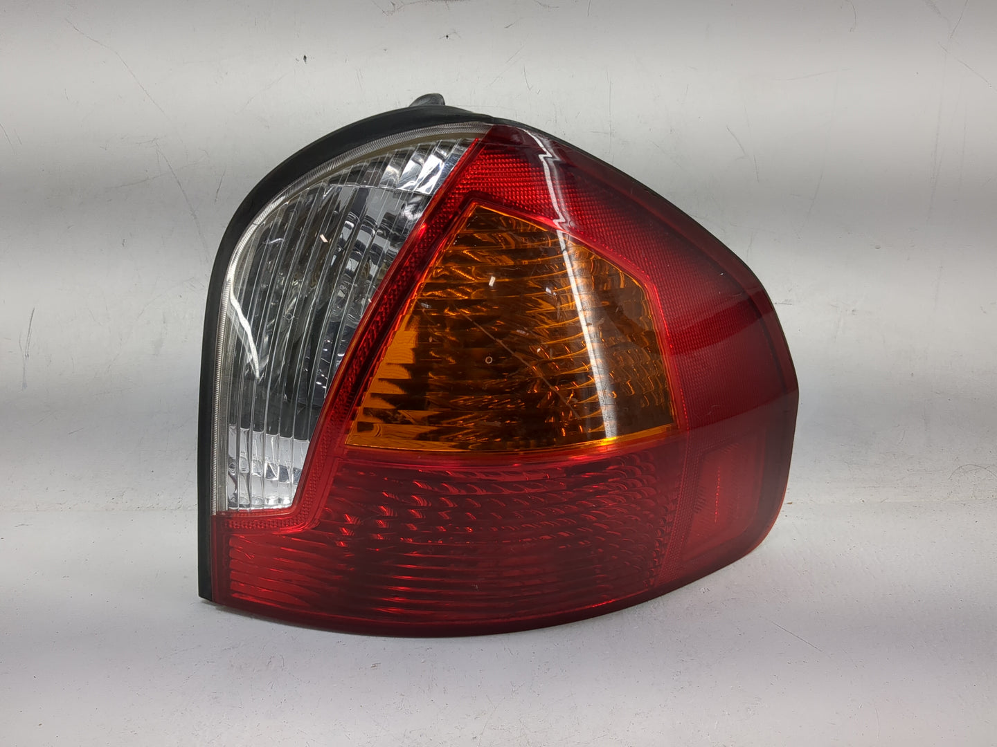 2001-2004 Hyundai Santa Fe Tail Light Assembly Passenger Right OEM Fits Fits 2001 2002 2003 2004 OEM Used Auto Parts - Oemus