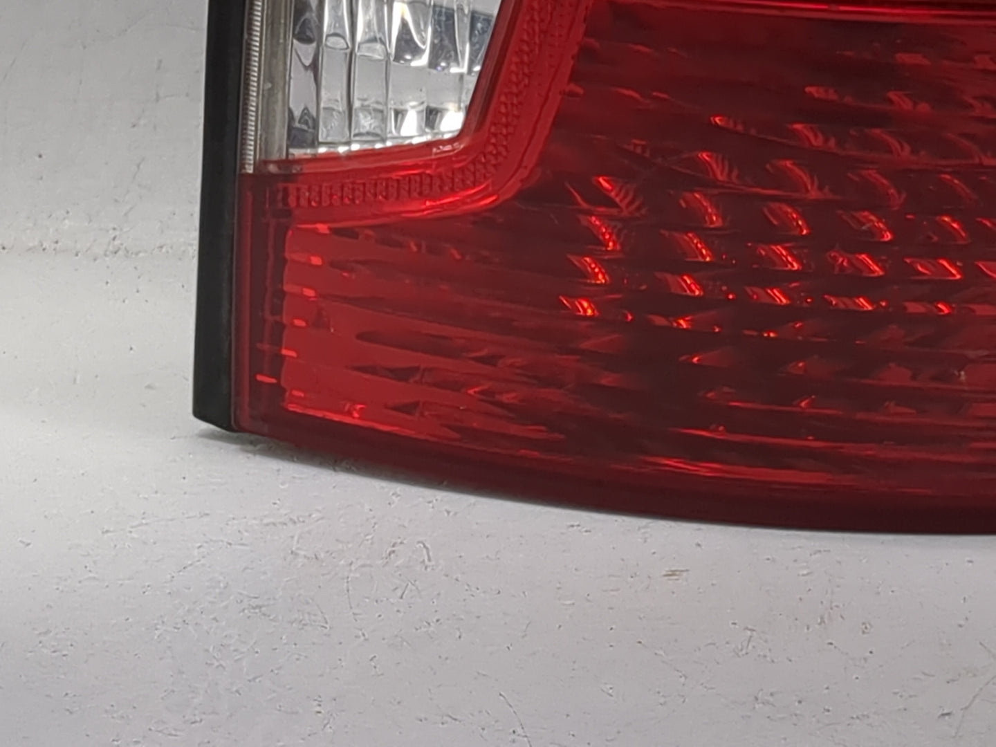 2001-2004 Hyundai Santa Fe Tail Light Assembly Passenger Right OEM Fits Fits 2001 2002 2003 2004 OEM Used Auto Parts - Oemus