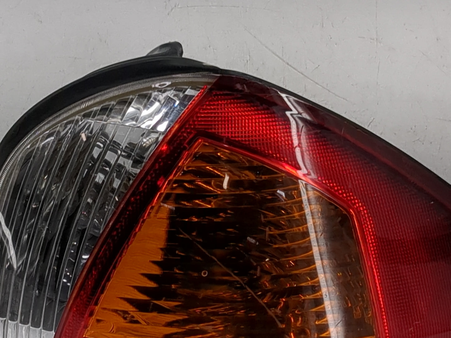 2001-2004 Hyundai Santa Fe Tail Light Assembly Passenger Right OEM Fits Fits 2001 2002 2003 2004 OEM Used Auto Parts - Oemus