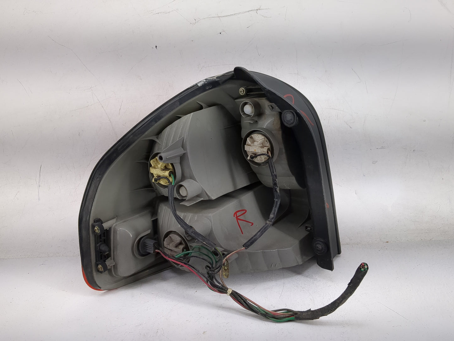 2001-2004 Hyundai Santa Fe Tail Light Assembly Passenger Right OEM Fits Fits 2001 2002 2003 2004 OEM Used Auto Parts - Oemus
