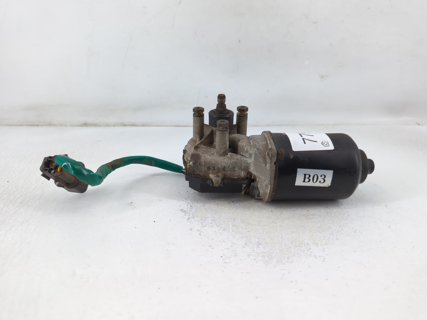 2001-2004 Hyundai Santa Fe Front Windshield Wiper Motor P/N:98110-26200 Fits Fits 2001 2002 2003 2004 OEM Used Auto Parts - 