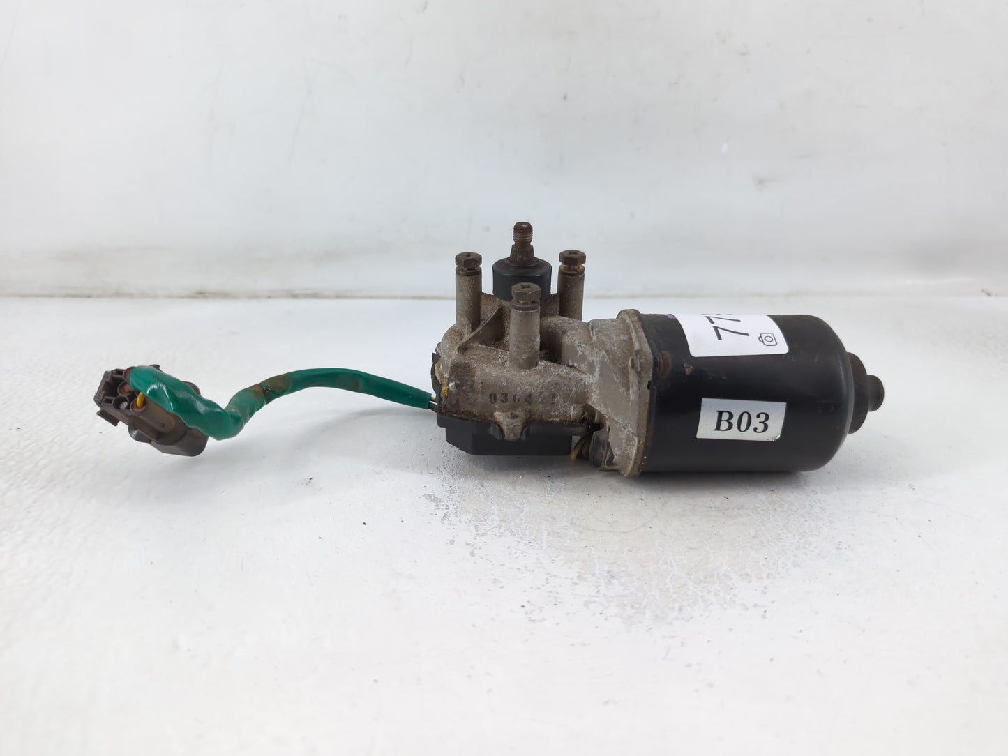 2001-2004 Hyundai Santa Fe Front Windshield Wiper Motor P/N:98110-26200 Fits Fits 2001 2002 2003 2004 OEM Used Auto Parts - 