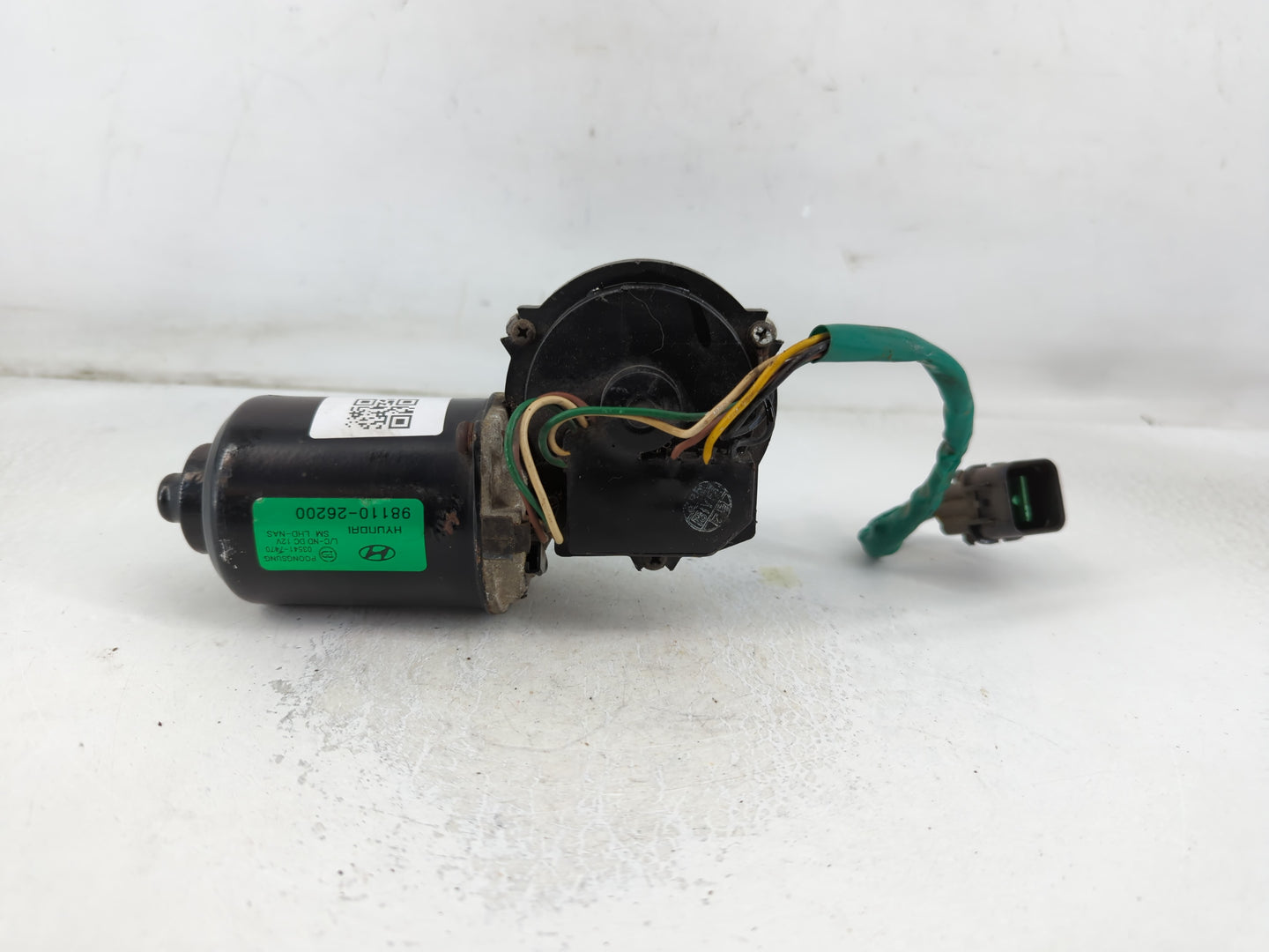 2001-2004 Hyundai Santa Fe Front Windshield Wiper Motor P/N:98110-26200 Fits Fits 2001 2002 2003 2004 OEM Used Auto Parts - 