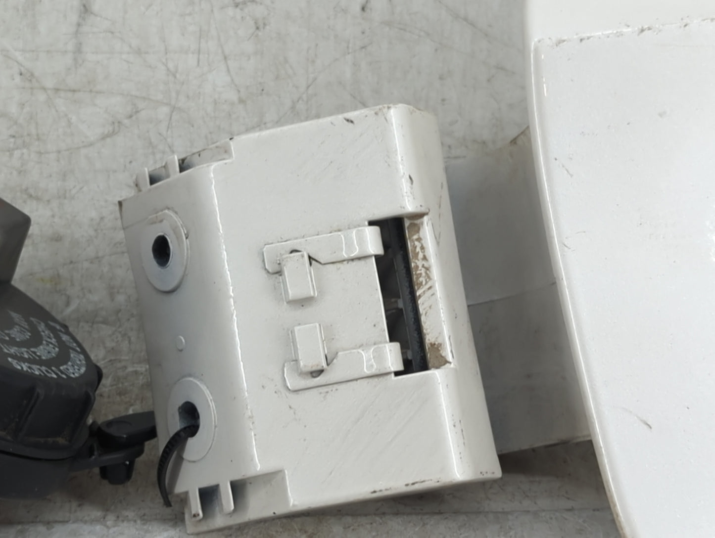 2003 Hyundai Sonata Fuel Tank Door Lid Gas Tank Silver - Oemusedautoparts1.com