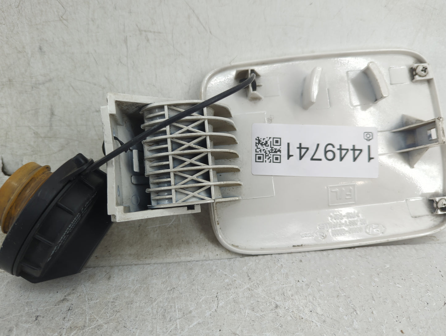 2003 Hyundai Sonata Fuel Tank Door Lid Gas Tank Silver - Oemusedautoparts1.com