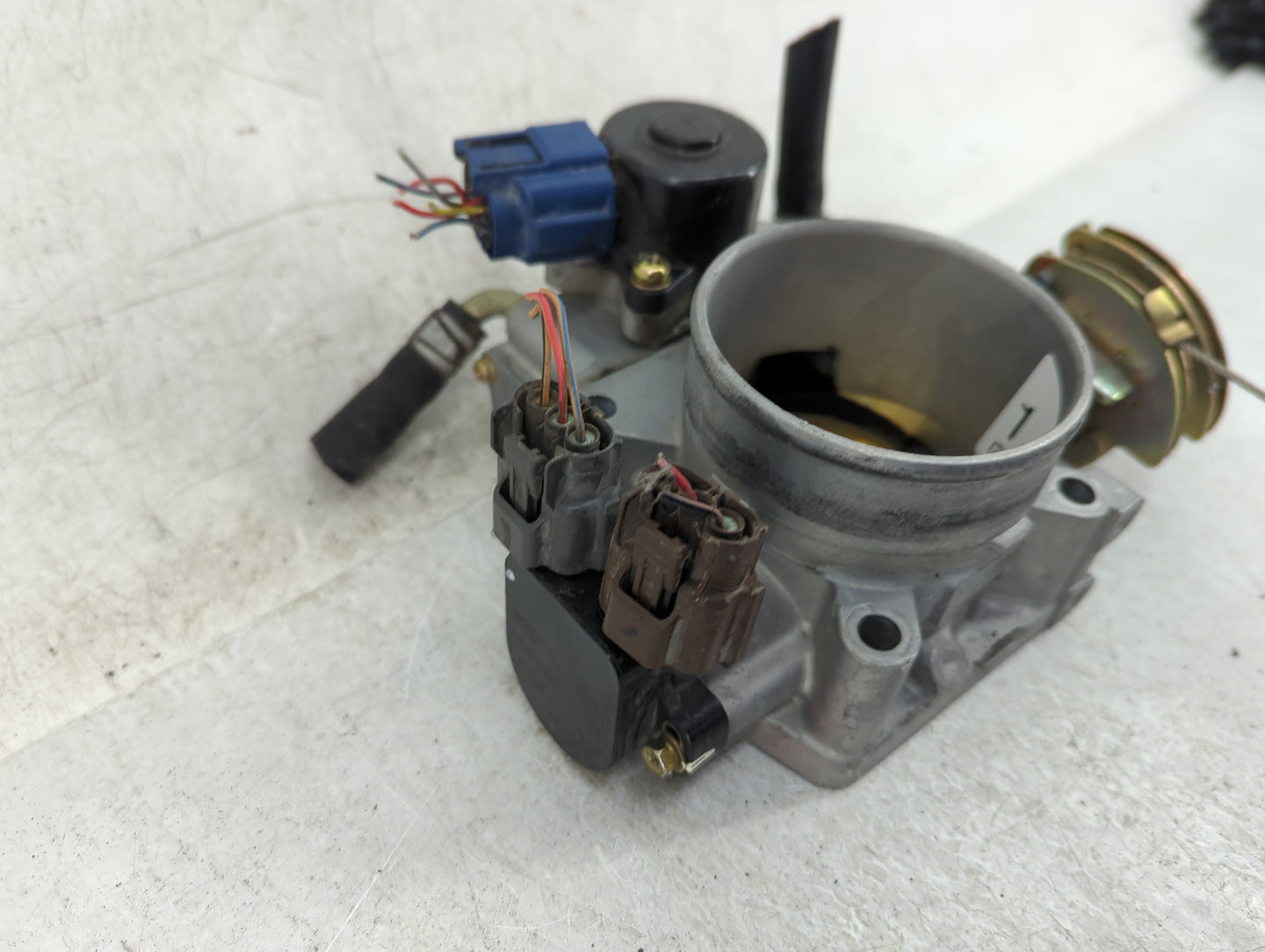 2001-2003 Infiniti Qx4 Throttle Body Fits Fits 2001 2002 2003 OEM Used Auto Parts - Oemusedautoparts1.com