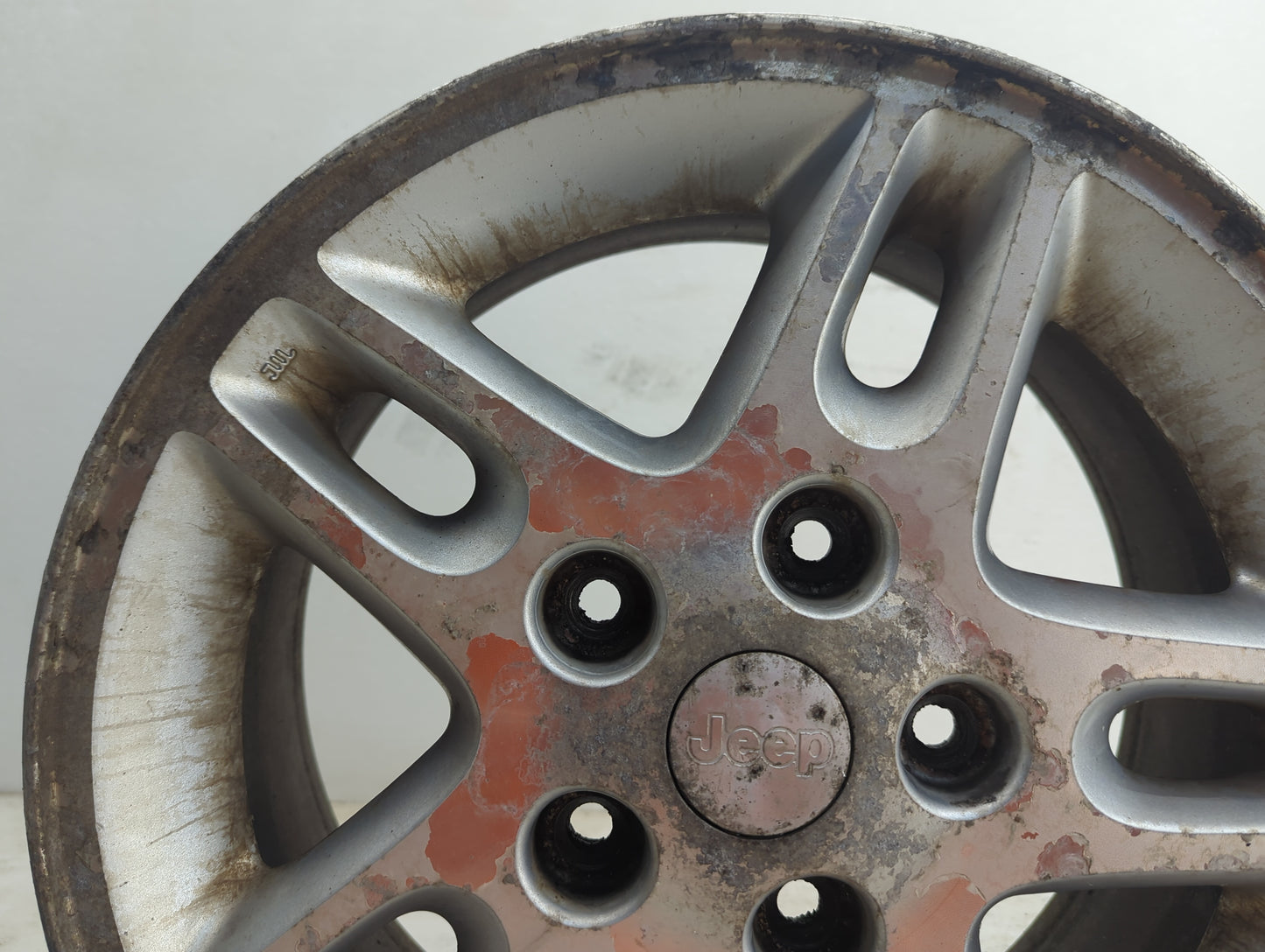 2002-2004 Jeep Grand Cherokee Oem Wheel Rim - Oemusedautoparts1.com