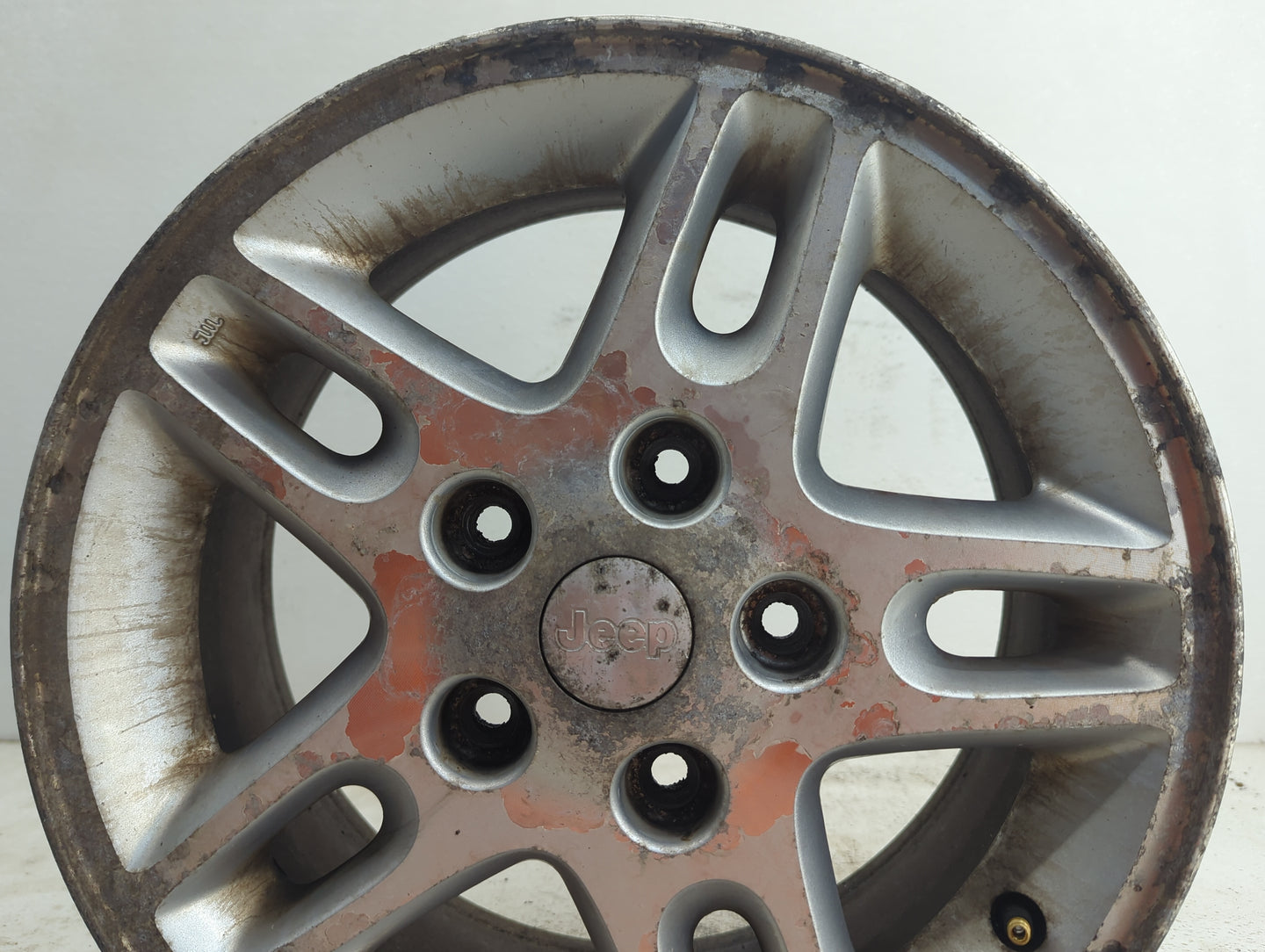 2002-2004 Jeep Grand Cherokee Oem Wheel Rim - Oemusedautoparts1.com