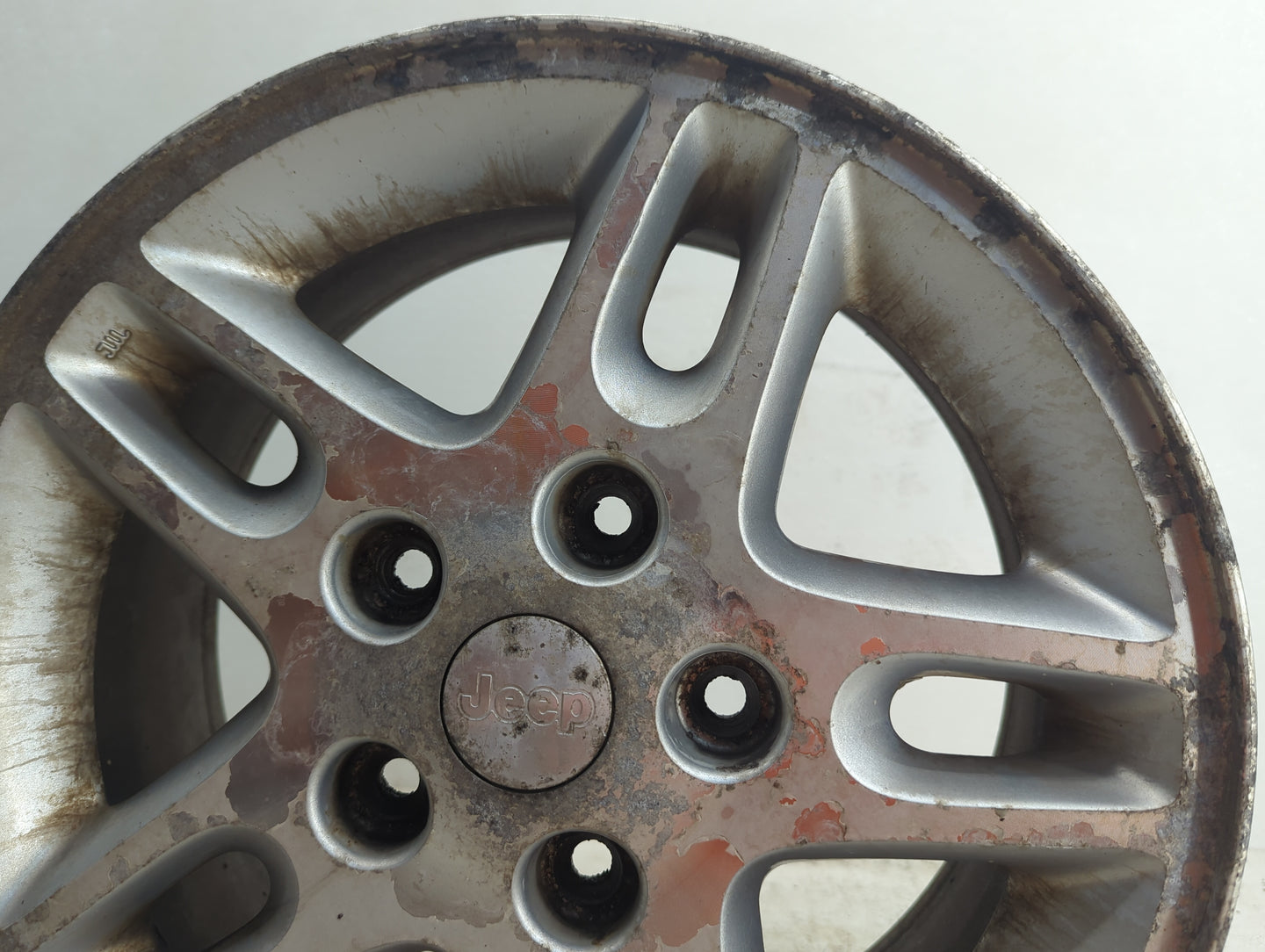 2002-2004 Jeep Grand Cherokee Oem Wheel Rim - Oemusedautoparts1.com