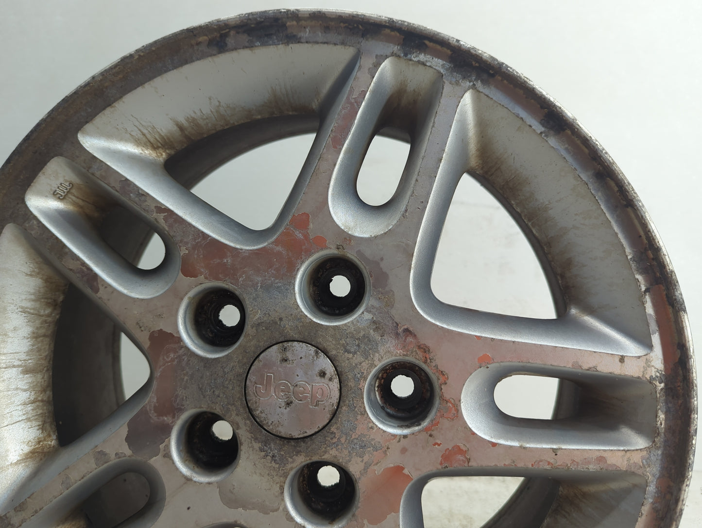 2002-2004 Jeep Grand Cherokee Oem Wheel Rim - Oemusedautoparts1.com