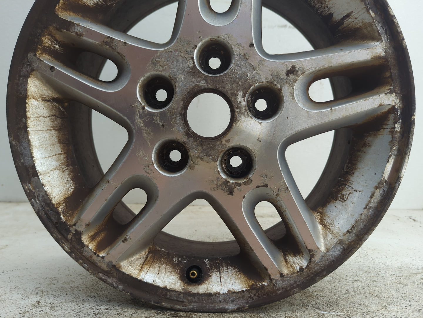 2002-2004 Jeep Grand Cherokee Oem Wheel Rim - Oemusedautoparts1.com