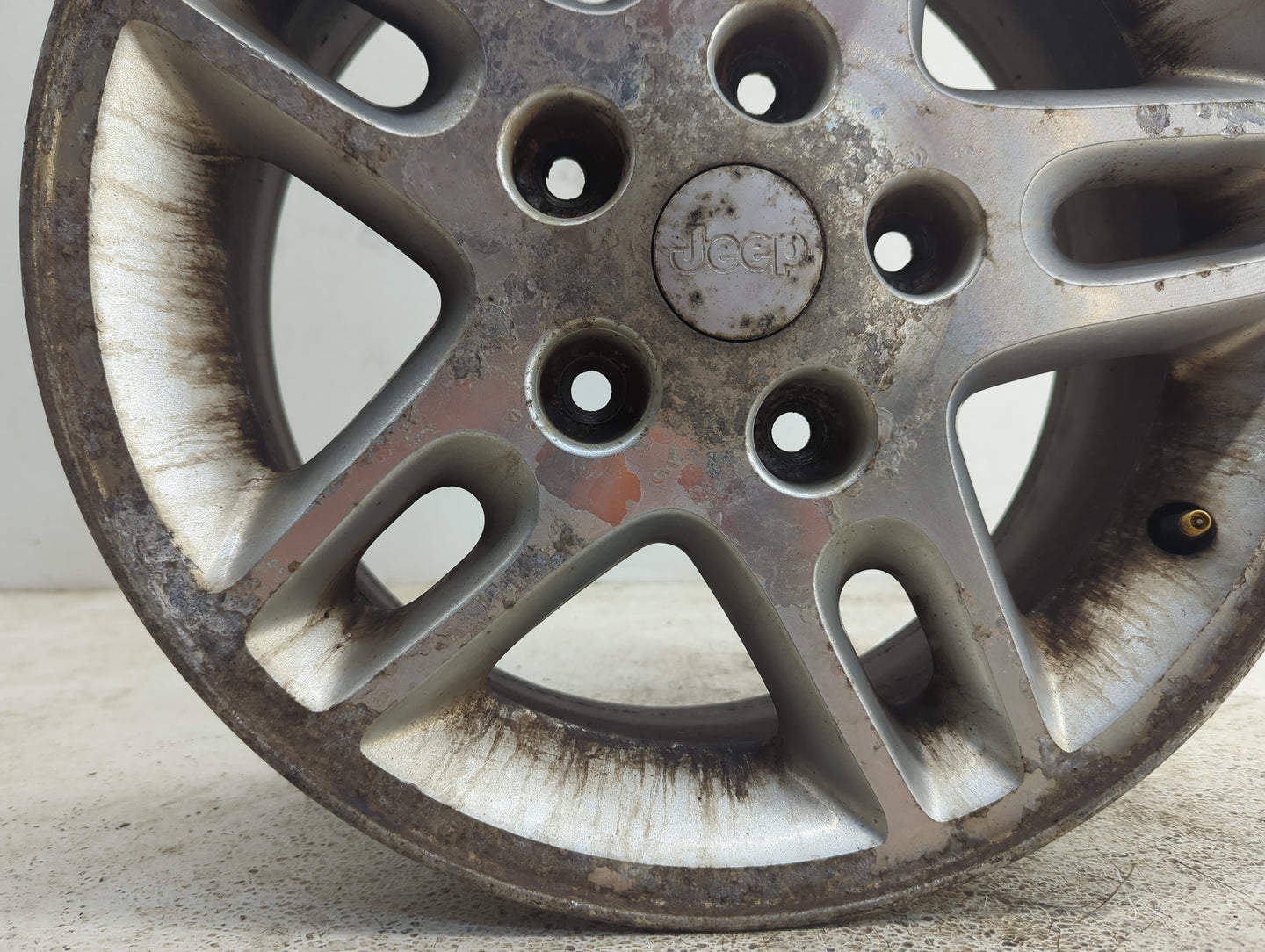 2002-2004 Jeep Grand Cherokee Oem Wheel Rim - Oemusedautoparts1.com