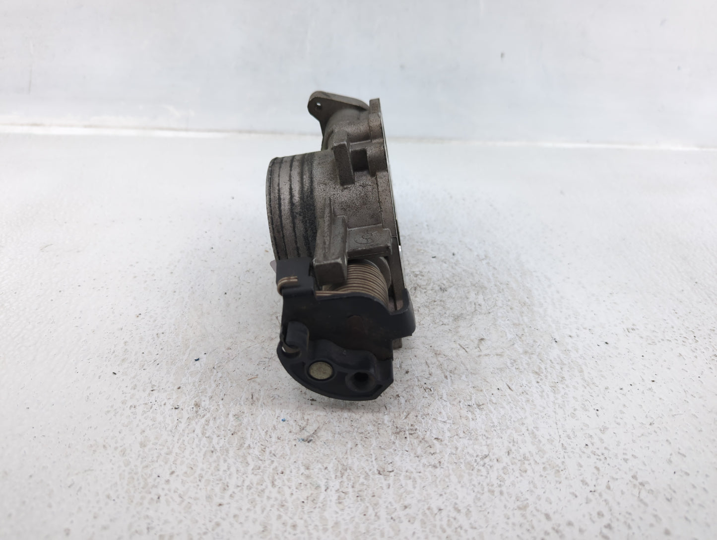 2001-2004 Jeep Grand Cherokee Throttle Body P/N:53013663AD Fits Fits 2001 2002 2003 2004 OEM Used Auto Parts - Oemusedautopa