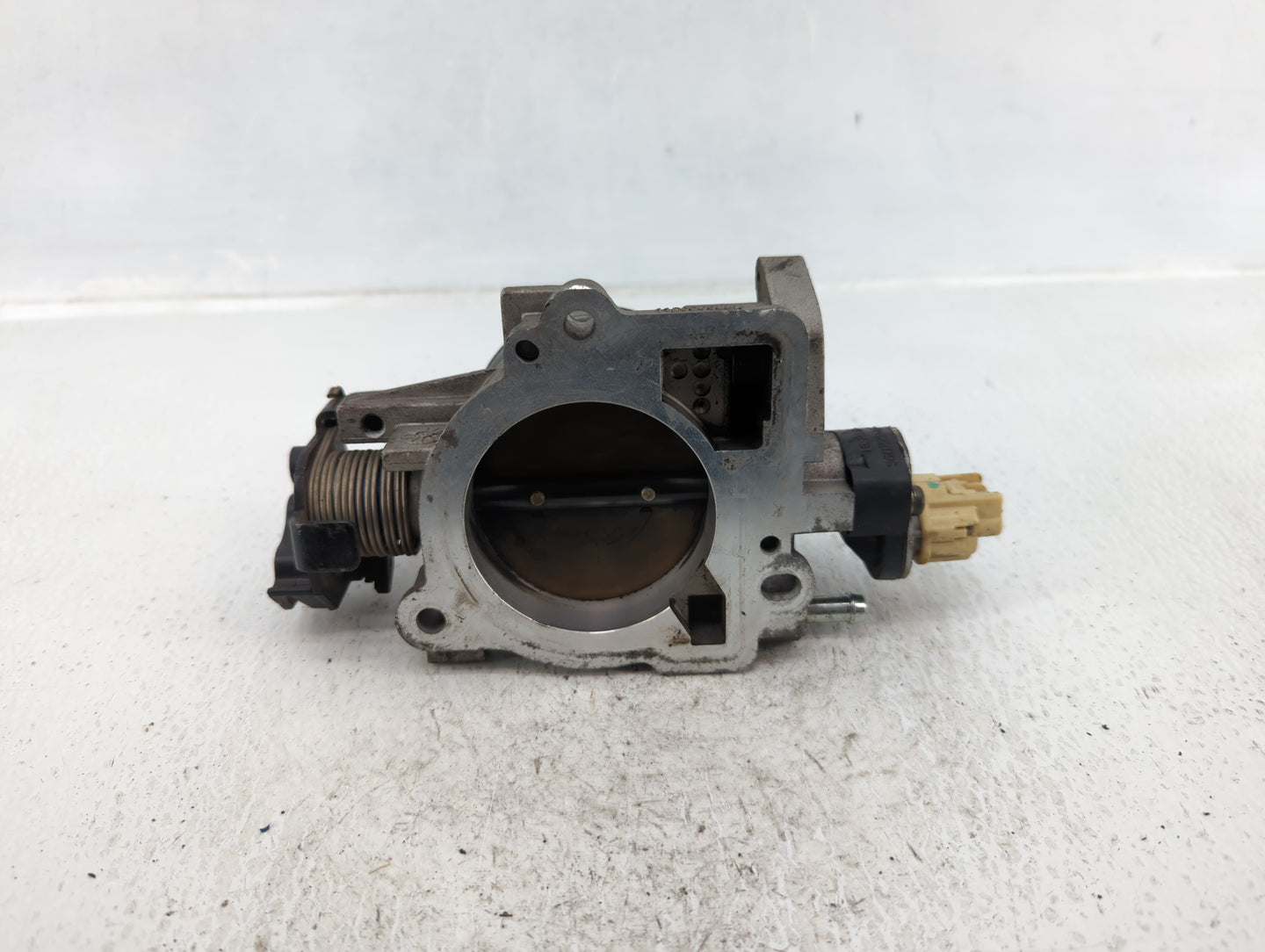 2001-2004 Jeep Grand Cherokee Throttle Body P/N:53013663AD Fits Fits 2001 2002 2003 2004 OEM Used Auto Parts - Oemusedautopa