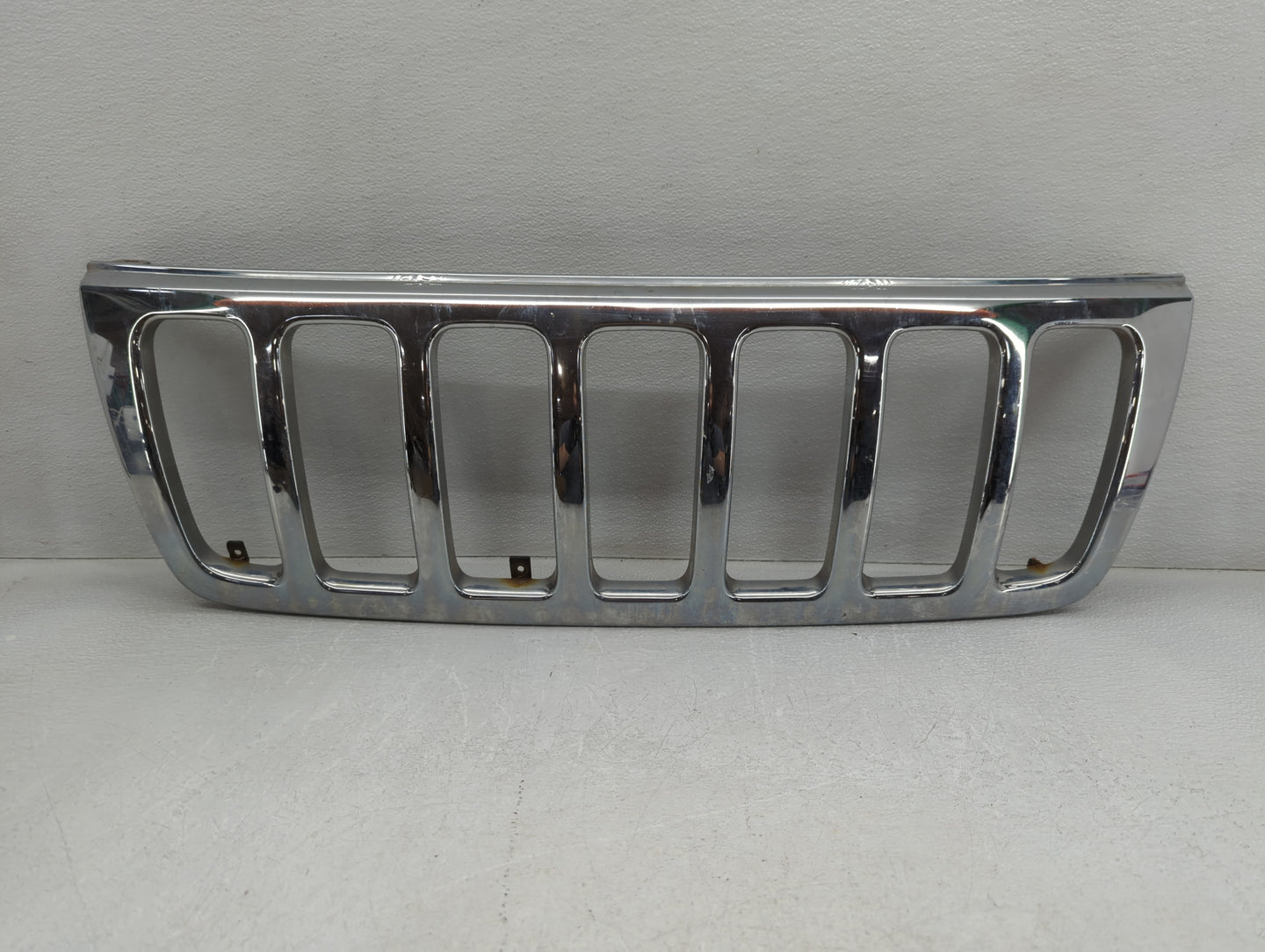 1999-2003 Jeep Grand Cherokee Front Grille Bumper Not Included - Oemusedautoparts1.com