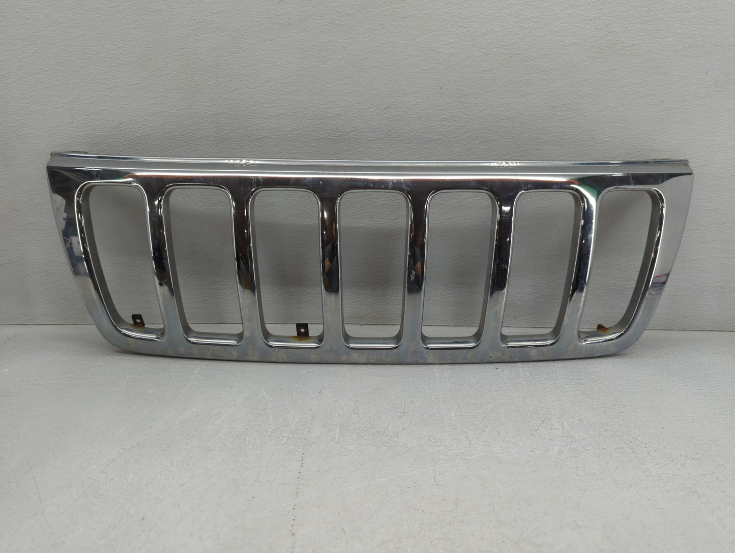 1999-2003 Jeep Grand Cherokee Front Grille Bumper Not Included - Oemusedautoparts1.com