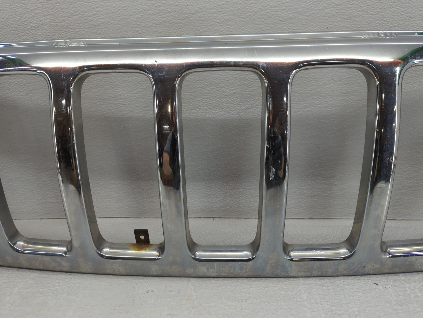 1999-2003 Jeep Grand Cherokee Front Grille Bumper Not Included - Oemusedautoparts1.com