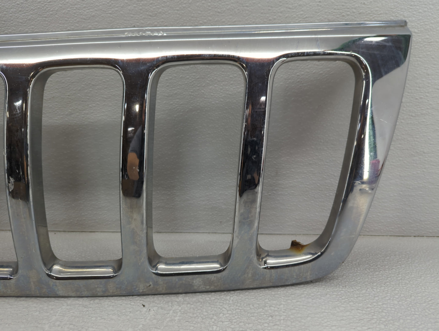 1999-2003 Jeep Grand Cherokee Front Grille Bumper Not Included - Oemusedautoparts1.com