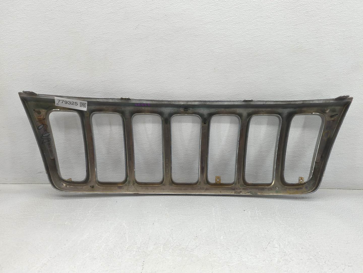 1999-2003 Jeep Grand Cherokee Front Grille Bumper Not Included - Oemusedautoparts1.com