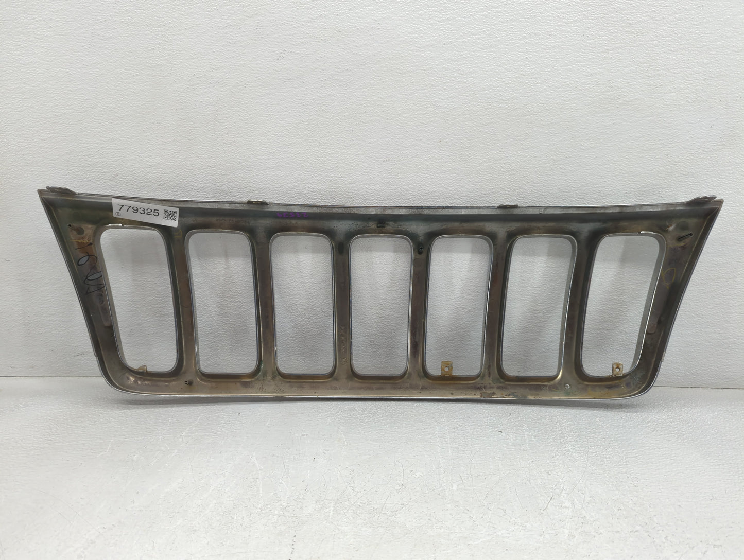 1999-2003 Jeep Grand Cherokee Front Grille Bumper Not Included - Oemusedautoparts1.com