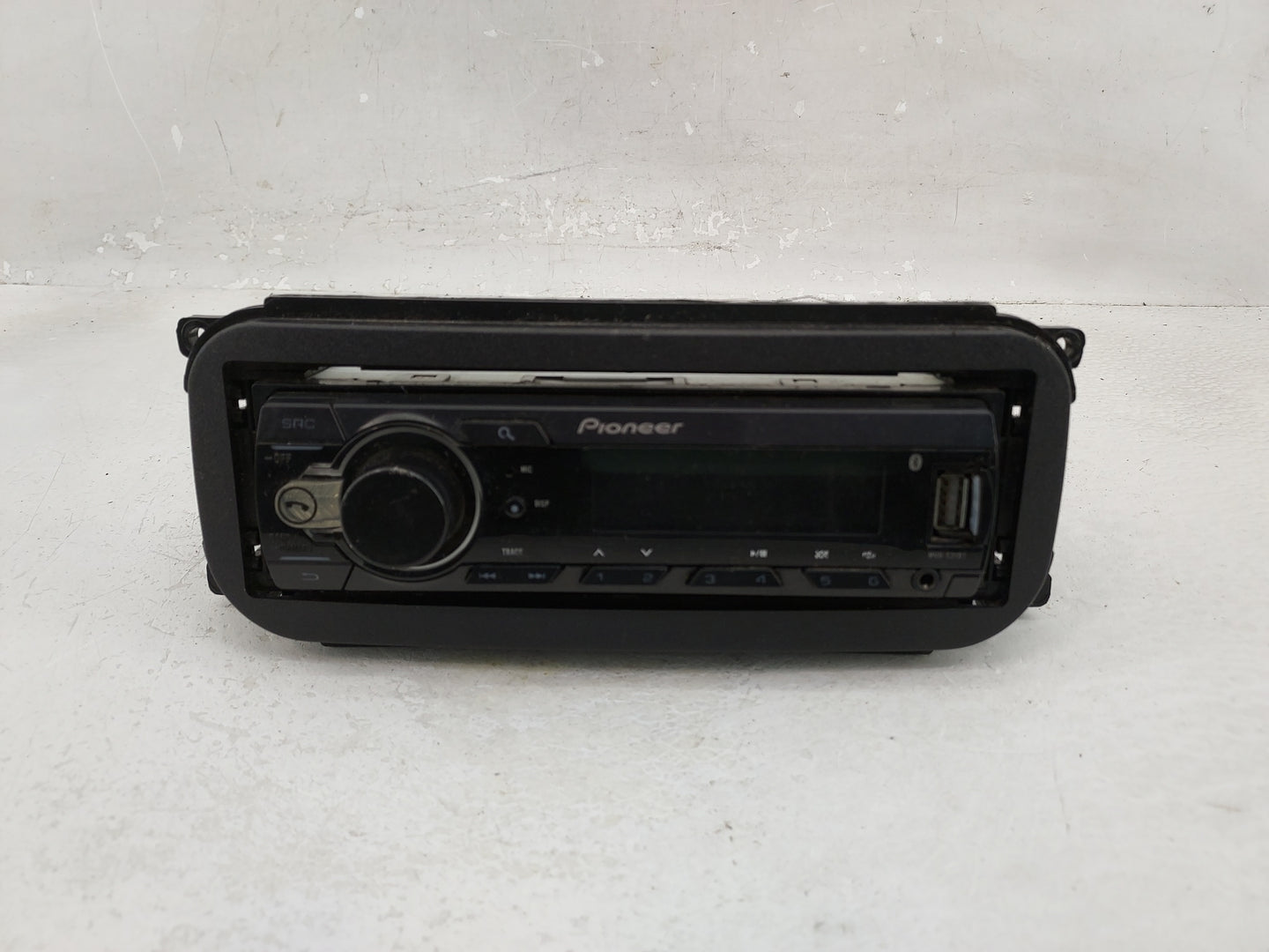 2002-2007 Jeep Liberty Radio AM FM Cd Player Receiver Replacement Fits Fits 2002 2003 2004 2005 2006 2007 OEM Used Auto Part