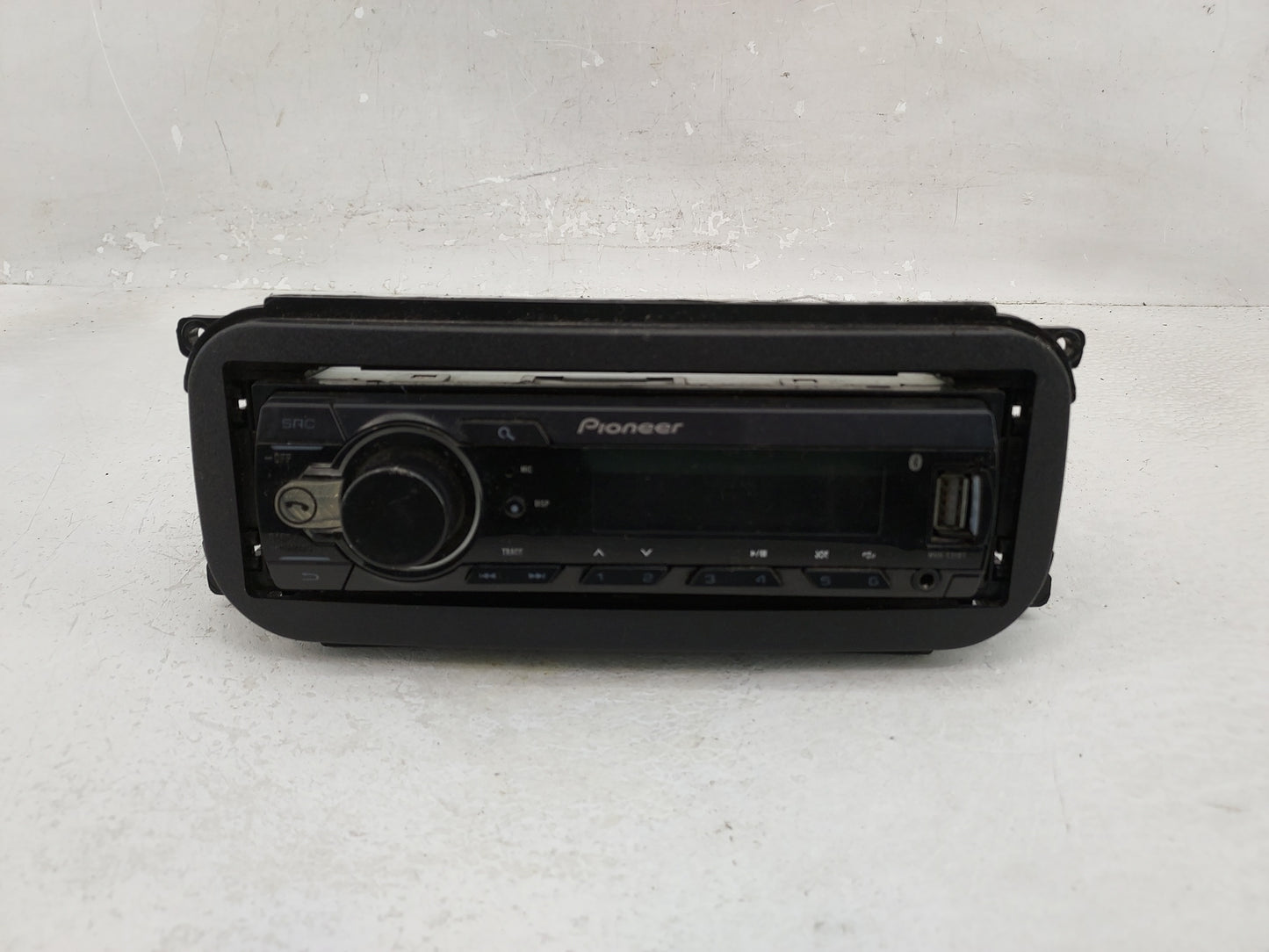 2002-2007 Jeep Liberty Radio AM FM Cd Player Receiver Replacement Fits Fits 2002 2003 2004 2005 2006 2007 OEM Used Auto Part