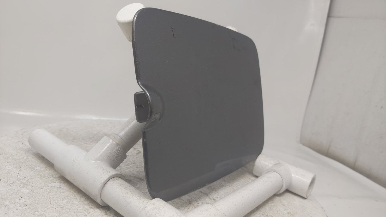 2003-2006 Kia Sorento Fuel Tank Door Lid Gas Tank R8S19B17 - Oemusedautoparts1.com