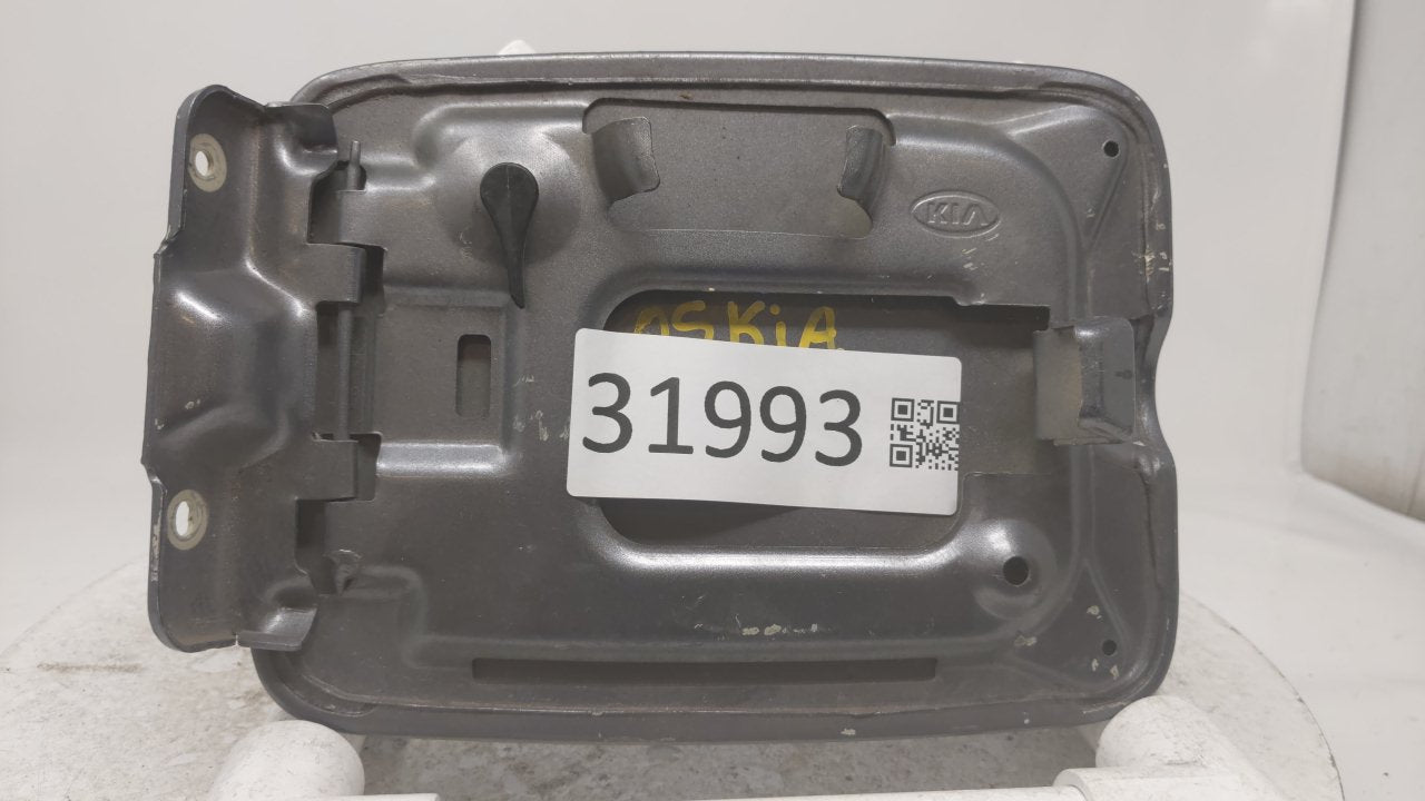 2003-2006 Kia Sorento Fuel Tank Door Lid Gas Tank R8S19B17 - Oemusedautoparts1.com