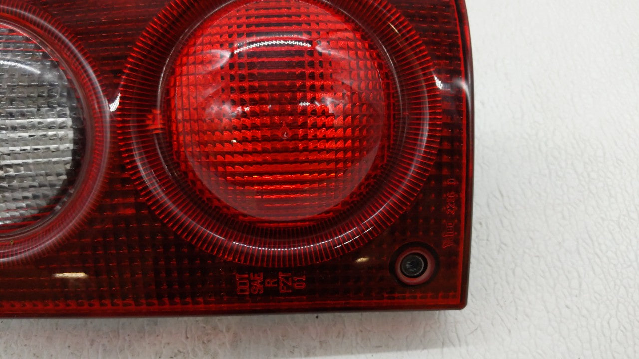 2002-2003 Land Rover Freelander Tail Light Assembly Passenger Right OEM P/N:22360404 Fits Fits 2002 2003 OEM Used Auto Parts