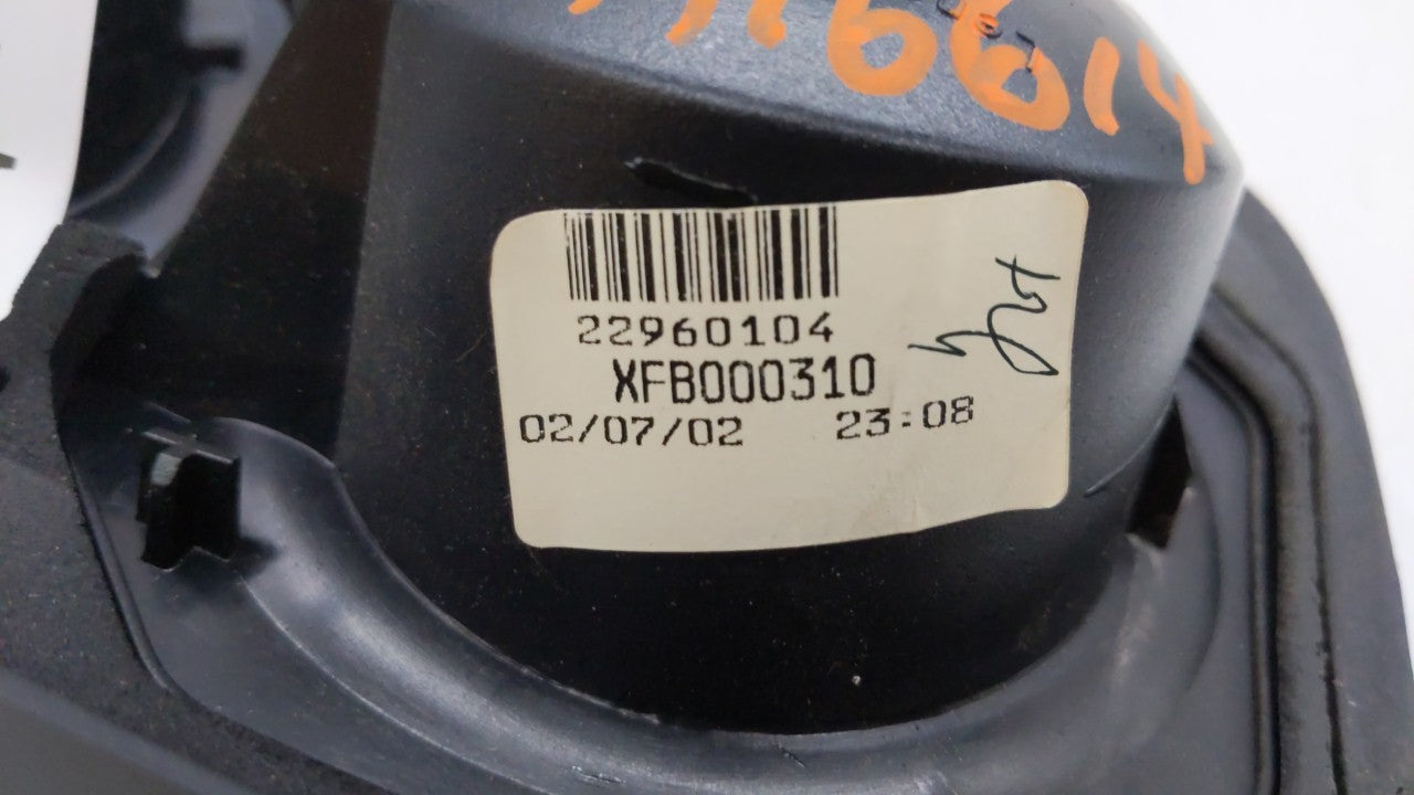 2002-2003 Land Rover Freelander Tail Light Assembly Driver Left OEM P/N:22960104 Fits Fits 2002 2003 OEM Used Auto Parts - O